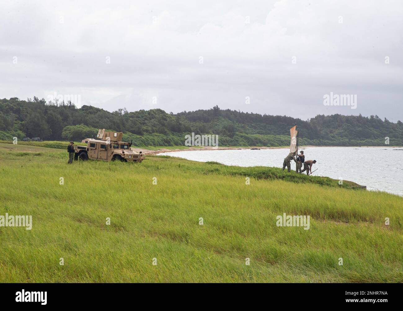 USA Marinesegel, die der USS New Orleans (LPD 18) zugewiesen wurden, richteten am 1. August 2022 bei Kin Blue, Okinawa, Japan, Flankenmarkierungen für Landing Craft und Luftkissen ein. Die MEU 31. operiert an Bord von Schiffen der Tripolis Amphibious Ready Group im 7. Flottengebiet, um die Interoperabilität mit Verbündeten und Partnern zu verbessern und als einsatzbereite Eingreiftruppe zur Verteidigung von Frieden und Stabilität in der Region Indo-Pazifik zu dienen. Stockfoto