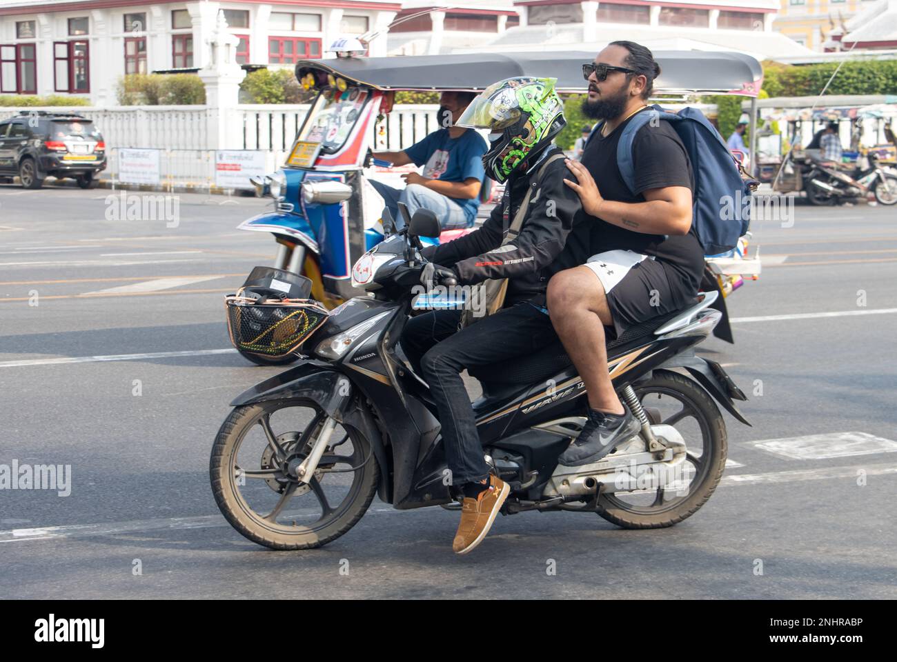 BANGKOK, THAILAND, FEBRUAR 04 2023, Motorradverkehr im Stadtzentrum Stockfoto
