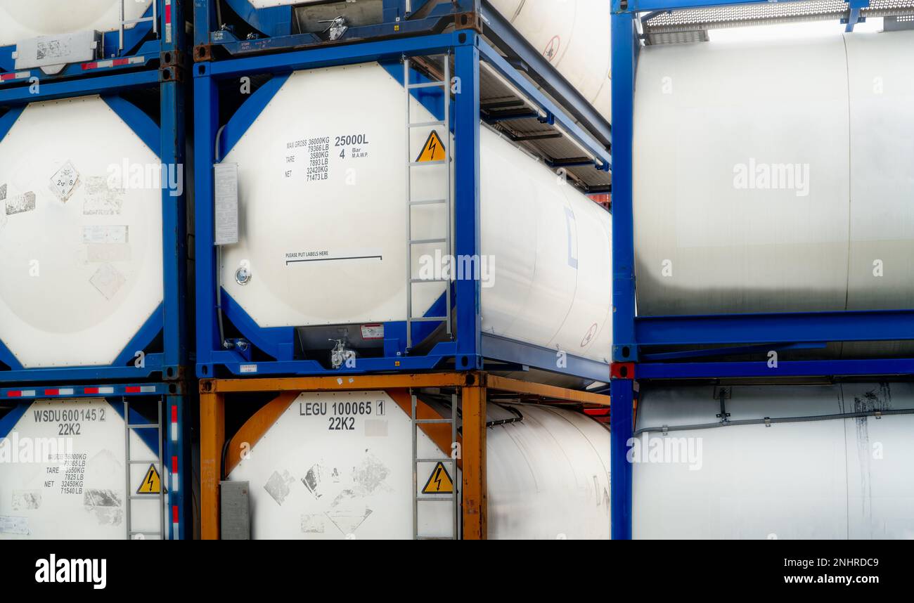 Chemikalienbehälter. ISO-Tankbehälter für Chemikalienzufuhr. Transport von flüssigen Massengütern. Chemieunternehmen. Containerfrachtbereich. Globale Logistik Stockfoto