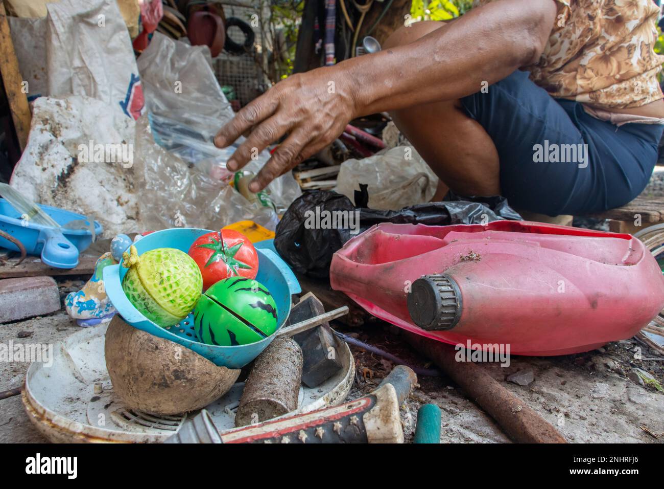 Eine Frau sortiert Abfall für Sammelstellen, Nahaufnahme Stockfoto