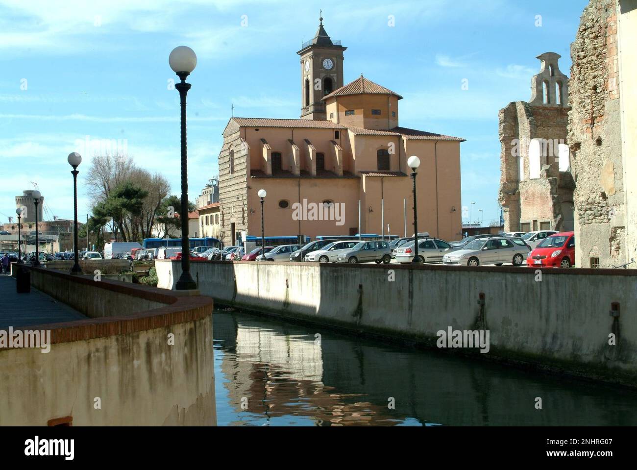 La Venezia Nuova, Livornos ältestes Viertel, füllt sich mit Farben, Musik und kulinarischen Spezialitäten während der jährlichen Sommerveranstaltung „Effetto Venezia“. Stockfoto