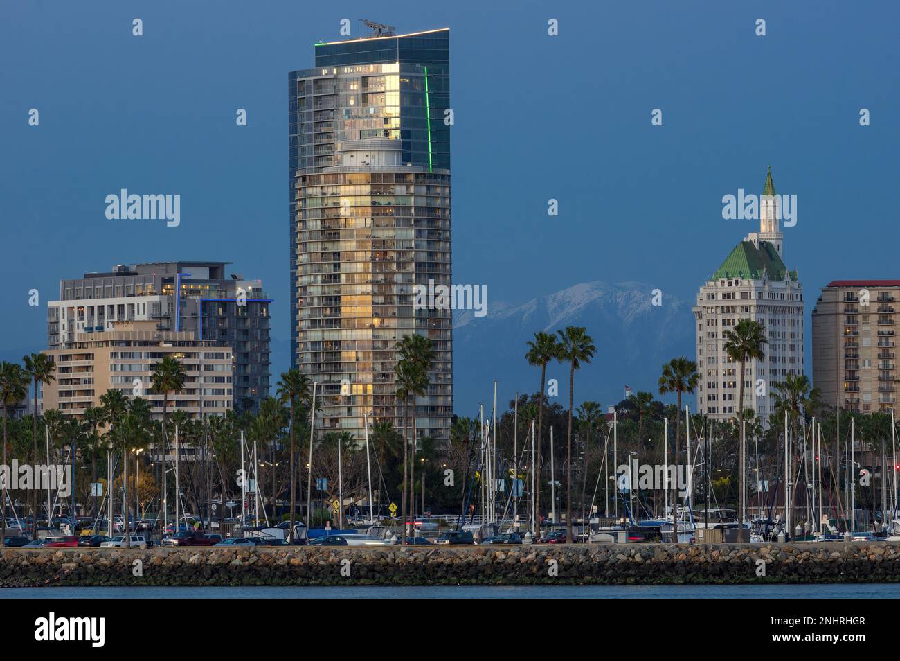 Long Beach, Kalifornien, USA - 20. Februar 2023: Moderne und klassische Gebäude in der Abenddämmerung nahe der Küste der Stadt Long Beach. Stockfoto