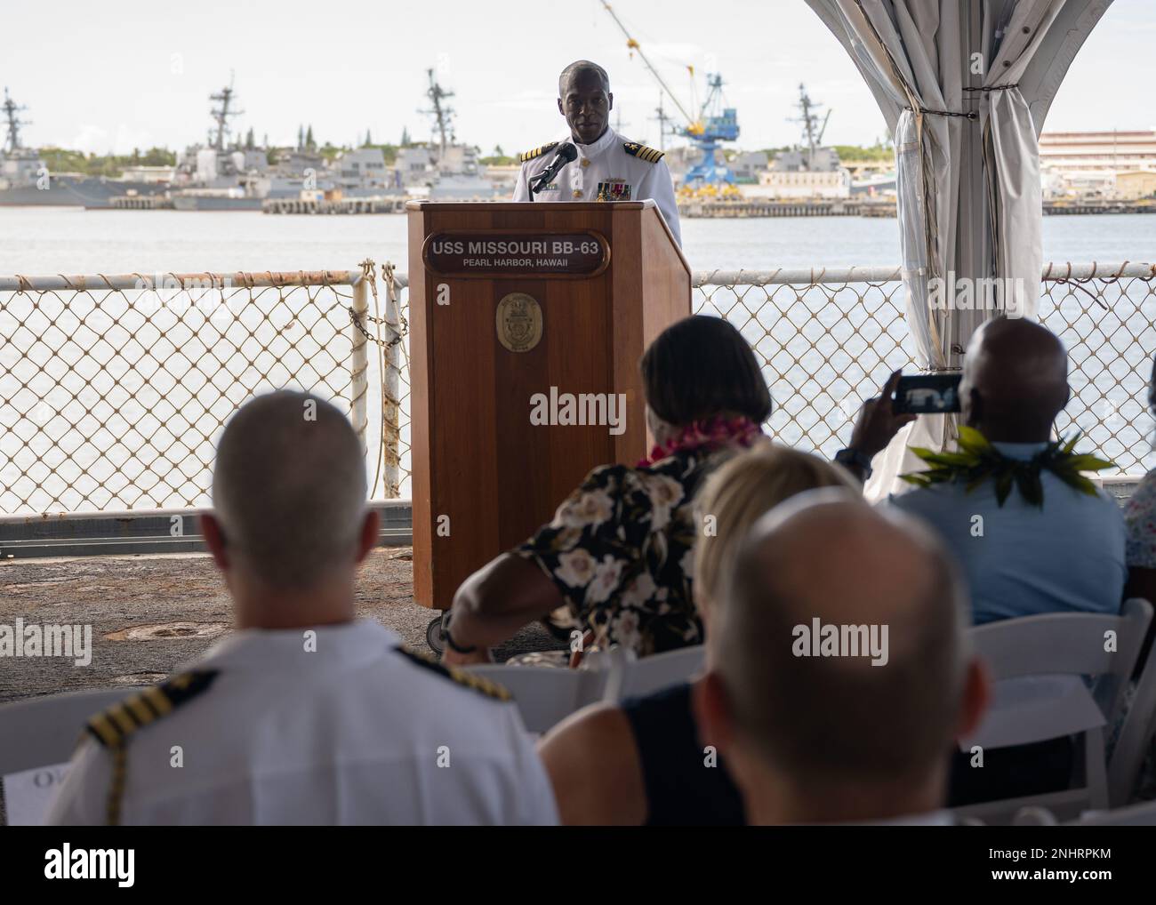 220802-N-MH811-1090 GEMEINSAME BASIS PEARL HARBOR-HICKAM 2. August 2022 – Kapitän Melvin Smith spricht während einer Zeremonie zum Kommandowechsel für Commander, U-Boot-Geschwader (CSS) 1 an Bord des Schlachtschiff USS Missouri (BB 63), August 2. Während der Zeremonie hat Captain Aaron Peterson aus Schottland, South Dakota, Smith abgelöst, Aus Long Island, New York, als der CSS-1 commodore. Stockfoto