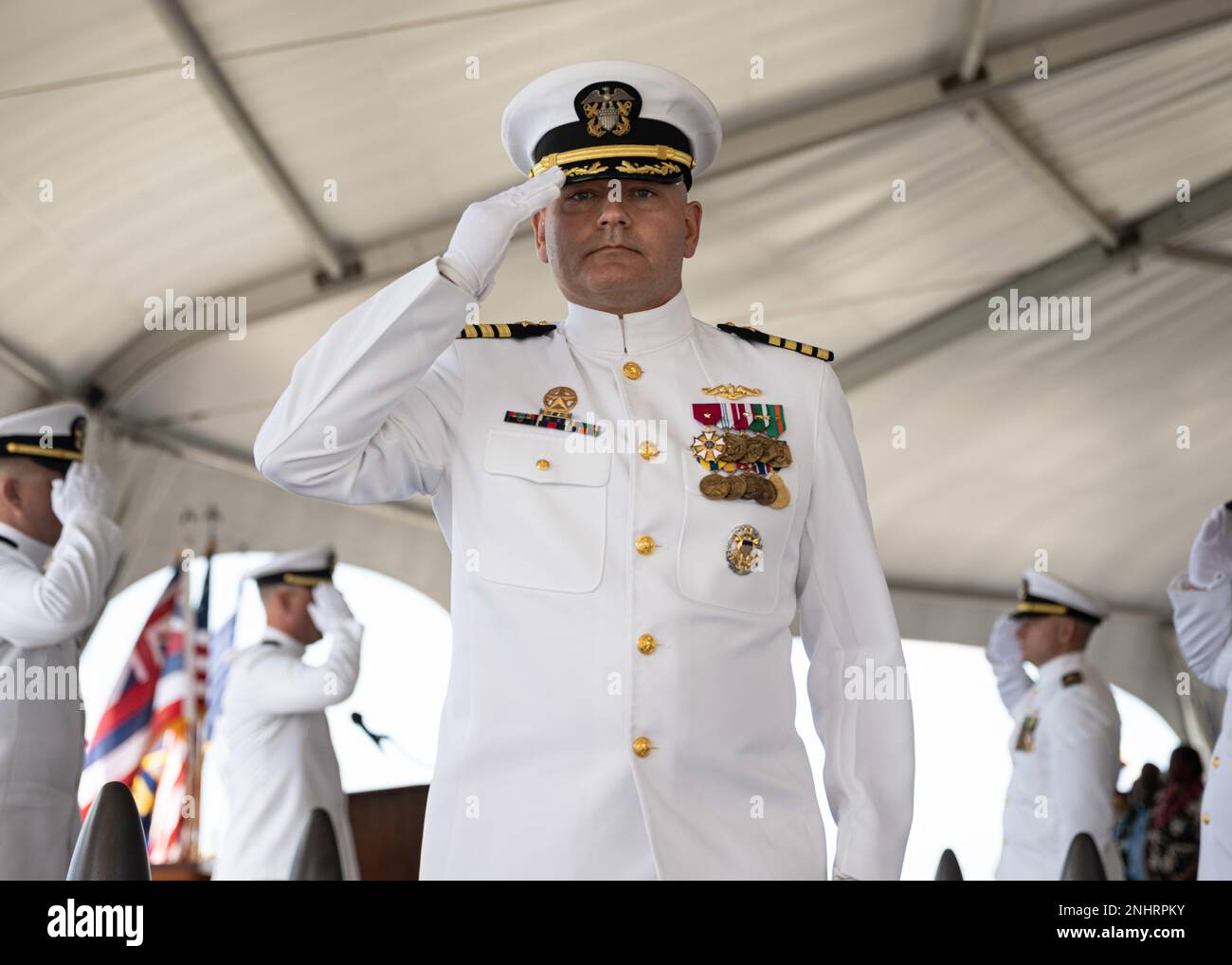 220802-N-MH811-1147 GEMEINSAMER STÜTZPUNKT PEARL HARBOR-HICKAM 2. August 2022 – Kapitän Aaron Peterson, Befehlshaber, U-Boot-Geschwader (CSS) 1 wird zum ersten Mal nach einer Zeremonie zum Kommandowechsel an Bord des Schlachtschiff USS Missouri (BB 63) am 2. August an Land geleitet. Während der Zeremonie hat Peterson aus Schottland, South Dakota, Captain Melvin Smith aus Long Island, New York, als CSS-1 commodore abgelöst. Stockfoto