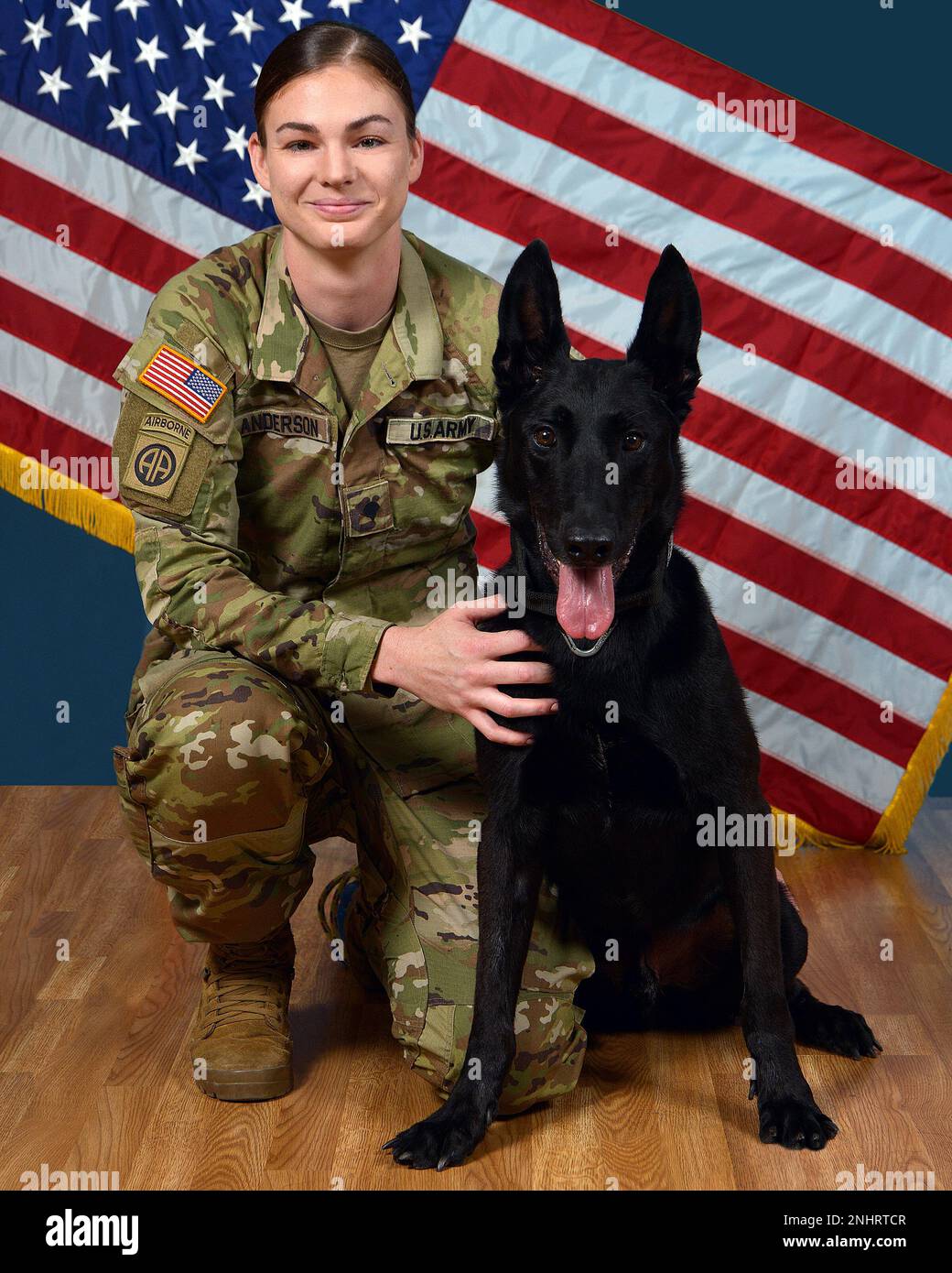 USA Armeehund BOSS A340, der USAG Italien zugeteilt 18. Militärpolizei, spezialisiert auf Sprengstoff/Patrouille, posiert für ein Porträt mit ihrem Ausbilder SPC. Rebecca Anderson in Caserma Ederle in Vicenza, Italien, 2. August 2022. Militärische Arbeitshunde tragen zum Schutz von US-Soldaten bei, indem sie Drogen aufspüren, feindliche Aktionen abschrecken, Bomben aufspüren und den örtlichen Strafverfolgungsbehörden helfen, die öffentliche Sicherheit zu gewährleisten. Stockfoto