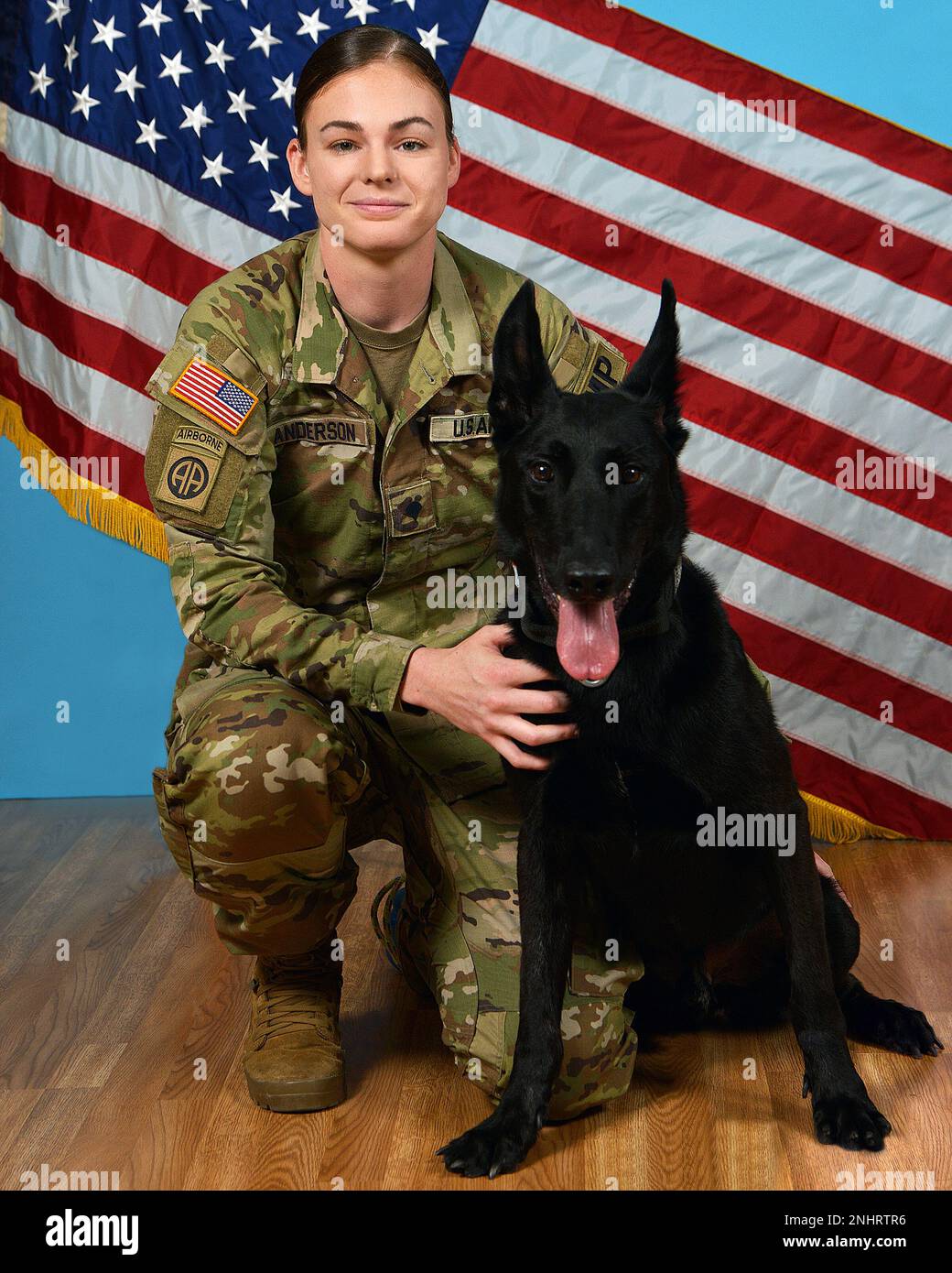 USA Armeehund BOSS A340, der USAG Italien zugeteilt 18. Militärpolizei, spezialisiert auf Sprengstoff/Patrouille, posiert für ein Porträt mit ihrem Ausbilder SPC. Rebecca Anderson in Caserma Ederle in Vicenza, Italien, 2. August 2022. Militärische Arbeitshunde tragen zum Schutz von US-Soldaten bei, indem sie Drogen aufspüren, feindliche Aktionen abschrecken, Bomben aufspüren und den örtlichen Strafverfolgungsbehörden helfen, die öffentliche Sicherheit zu gewährleisten. Stockfoto