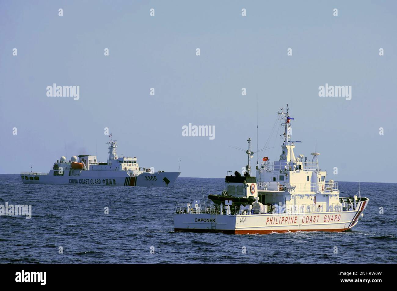 In this photo provided by the Philippine Coast Guard, a Chinese Coast Guard ship sails near a Philippine Coast Guard vessel during its patrol at Bajo de Masinloc, 124 nautical miles west of Zambales province, northwestern Philippines on March 2, 2022. The Philippines has sought an explanation from China after a Filipino military commander reported that the Chinese coast guard forcibly seized Chinese rocket debris in the possession of Filipino navy personnel in the disputed South China Sea, officials said Thursday, Nov. 24, 2022. (Philippine Coast Guard via AP) Stockfoto