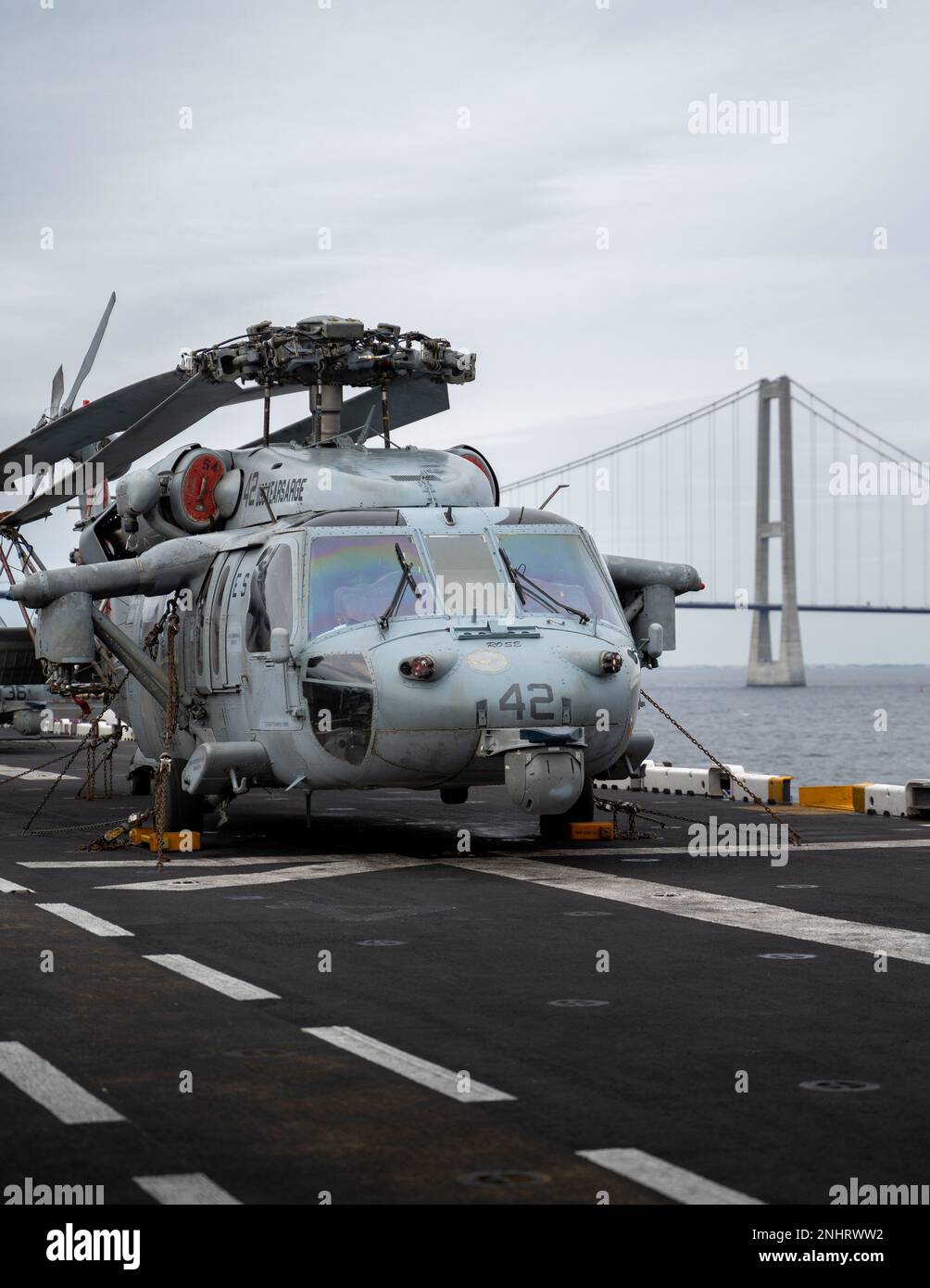 220802-N-EJ843-1034 DÄNISCHE MEERENGE (2. August 2022) auf dem Cockpit des Amphibienschiffs USS Kearsarge der Wasp-Klasse (LHD 3) wird Ein AH-1Z Viper-Hubschrauber gezeigt, der an der 22. Marine Expeditionary Unit befestigt ist, während das Schiff die Dänische Meerenge durchquert und in die Ostsee einfährt. August 2, 2022. Die Kearsarge Amphibious Ready Group und startete die 22. Marine Expeditionary Unit unter dem Kommando und der Kontrolle der Task Force 61/2, befindet sich auf einem geplanten Einsatz in den USA Marinestreitkräfte Europa Einsatzgebiet, angestellt von den USA Sechste Flotte, die die Interessen der USA, Verbündeten und Partner verteidigt. Stockfoto