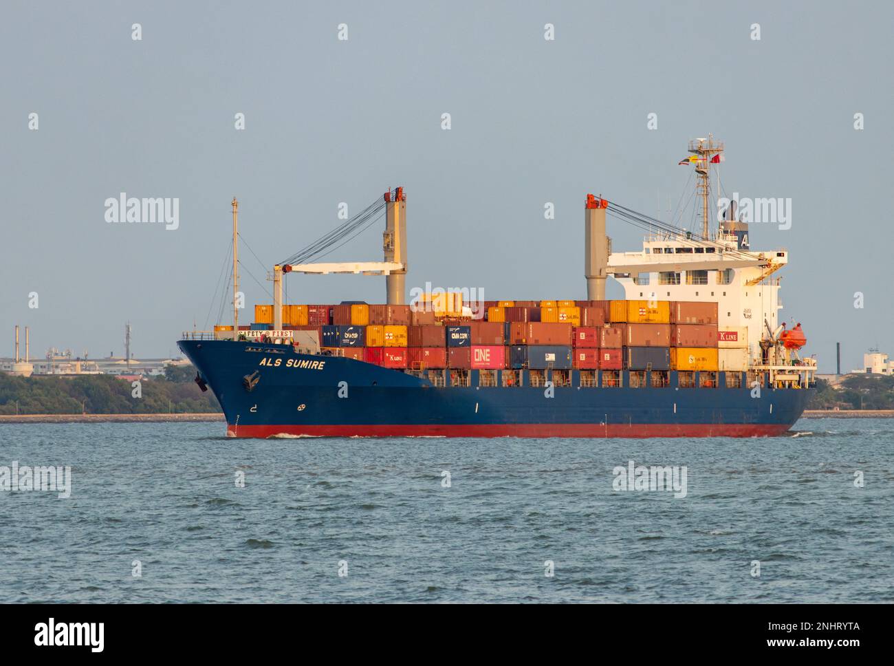 SAMUT PRAKAN, THAILAND, 10. FEBRUAR 2023, Containerschiff als SUMIRE beladen mit Containern Eingang zum Chao Phraya Fluss bei Sonnenuntergang Stockfoto