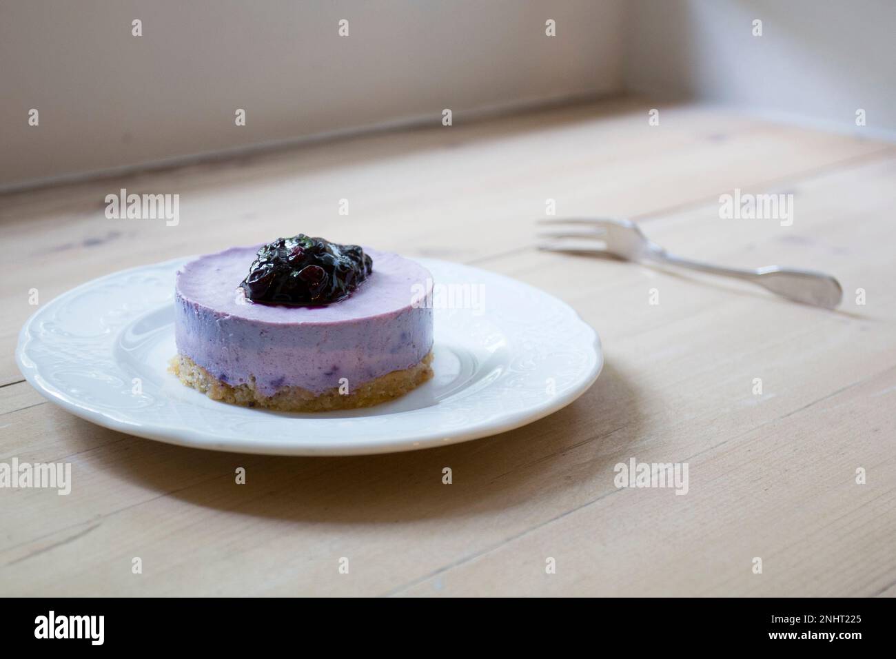 Blauberry Mousse ist ein Dessert französischer Herkunft, dessen Basis aus Eiweiß ist, das bis zur Steifigkeit aufgebracht wird, oder Schlagsahne, die ihm eine schwammige Konsistenz verleiht Stockfoto