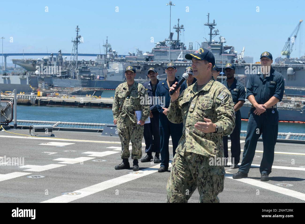 220802-N-ZS023-1043 SAN DIEGO (2. August 2022) Kapitän Marc Crawford, kommodore des Littoral Combat Ship Squadron ONE, gratuliert den Seeleuten an Bord des Independence-Variant littoral Combat Ship Ship USS Kansas City (LCS 22) zum Erhalt des Battle Efficiency Award. Mit der Auszeichnung „Battle E“ werden Besatzungen mit einem hohen Niveau an anhaltenden Kenntnissen und der Bereitschaft ausgezeichnet, während einer einjährigen Bewertung in einem operativen Umfeld zu arbeiten. LCS sind schnelle, agile, missionsorientierte Plattformen, die für den Einsatz in küstennahen Umgebungen konzipiert sind und sich gegen Bedrohungen an der Küste des 21. Jahrhunderts durchsetzen. LCS unterstützt Vorwärtspräsenz, maritim Stockfoto