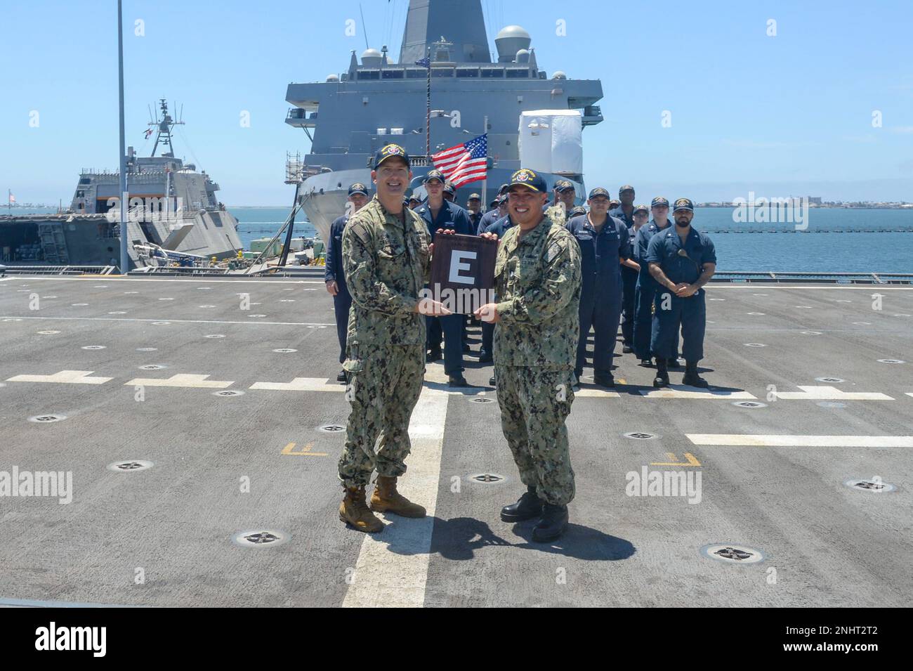 220802-N-ZS023-1056 SAN DIEGO (2. August 2022) Captain Marc Crawford, Left, kommodore des Littoral-Kampfgeschwaders 1, überreicht den Battle Efficiency Award an Commander Cmdr. Wayne Gehman, der kommandierende Offizier des Küstenschiffes USS Kansas City (LCS 22). Mit der Auszeichnung „Battle E“ werden Besatzungen mit einem hohen Niveau an anhaltenden Kenntnissen und der Bereitschaft ausgezeichnet, während einer einjährigen Bewertung in einem operativen Umfeld zu arbeiten. LCS sind schnelle, agile, missionsorientierte Plattformen, die für den Einsatz in küstennahen Umgebungen konzipiert sind und sich gegen Bedrohungen an der Küste des 21. Jahrhunderts durchsetzen. LCS-Stütze vor Stockfoto