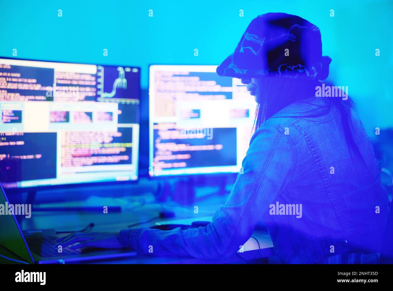 Hacker, Programmierer und Frau, die nachts zu Hause in Neonlicht auf einem Laptop tippen, um Software zu hacken. Cybersicherheit, Ransomware-Phishing und weiblicher Programmierer Stockfoto