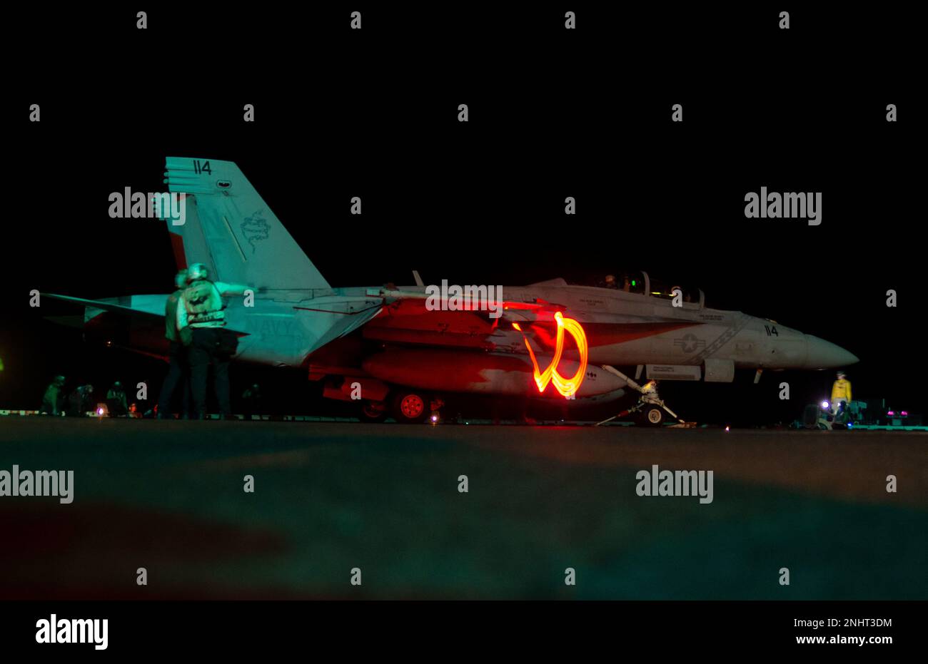 220802-N-DW158-2123 PHILIPPINISCHES MEER (AUG 2, 2022) eine F/A-18F Super Hornet, die an den Diamondbacks von Strike Fighter Squadron (VFA) 102 befestigt ist, bereitet sich auf den Start vom Flugdeck des einzigen vorwärts eingesetzten Flugzeugträgers der US Navy USS Ronald Reagan (CVN 76) in der philippinischen See vor, 2. August. Die Diamondbacks führen Luftangriff- und Streikkräfte-Escort-Missionen sowie Schiffe, Kampfgruppen und Geheimdiensteintreibereinsätze durch. Ronald Reagan, das Flaggschiff der Carrier Strike Group 5, stellt eine kampfbereite Truppe zur Verfügung, die die Vereinigten Staaten schützt und verteidigt und allia unterstützt Stockfoto 220802-N-DW158-2123 PHILIPPINISCHES MEER (AUG 2, 2022) eine F/A-18F Super Hornet, die an den Diamondbacks von Strike Fighter Squadron (VFA) 102 befestigt ist, bereitet sich auf den Start vom Flugdeck des einzigen vorwärts eingesetzten Flugzeugträgers der US Navy USS Ronald Reagan (CVN 76) in der philippinischen See vor, 2. August. Die Diamondbacks führen Luftangriff- und Streikkräfte-Escort-Missionen sowie Schiffe, Kampfgruppen und Geheimdiensteintreibereinsätze durch. Ronald Reagan, das Flaggschiff der Carrier Strike Group 5, stellt eine kampfbereite Truppe zur Verfügung, die die Vereinigten Staaten schützt und verteidigt und allia unterstützt Stockfoto