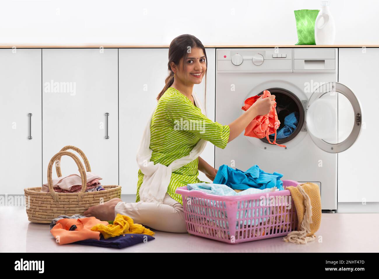 Porträt einer jungen Frau, die Wäsche wäscht Stockfoto