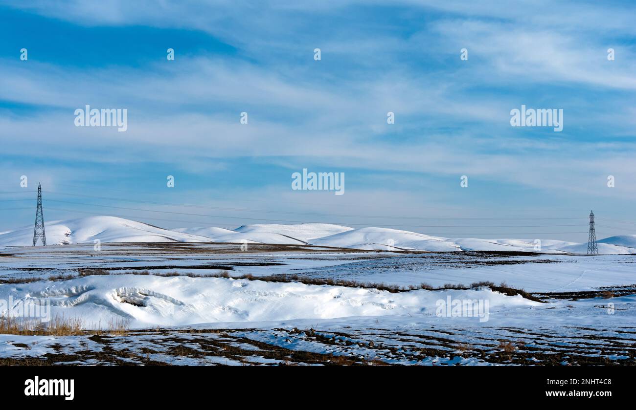 Schneebedeckte Berge an einem bewölkten Wintertag Stockfoto