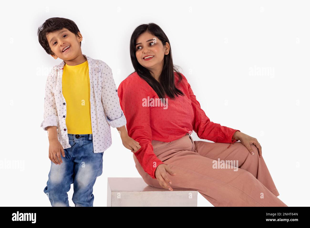 Porträt von lächelnder Mutter und Sohn vor weißem Hintergrund Stockfoto