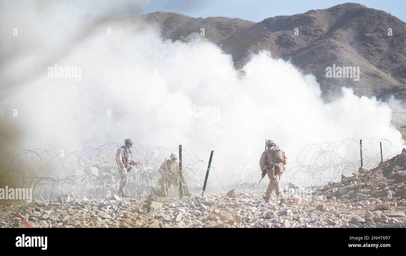 USA Marines, die dem 2. Bataillon, dem 25. Marineregiment, der 4. Marine Division, Marine Forces Reserve zugeteilt sind, manövrieren durch ein Drahthindernis in Reichweite 410A Marine Corps Air Ground Combat Center, Twentynine Palms, Kalifornien, während der integrierten Trainingsübung 4-22, 2. August 2022. ITX ist eine kombinierte Waffenübung mit Live-Feuer und Manöver, mit der Einheiten in Bataillon- und Staffelgröße in Taktik, Technik und Verfahren ausgebildet werden. Dadurch wird eine nachhaltige und einsatzbereite Reserve Force für Beschäftigung im gesamten Spektrum der Krise und des globalen Engagements geschaffen. Stockfoto