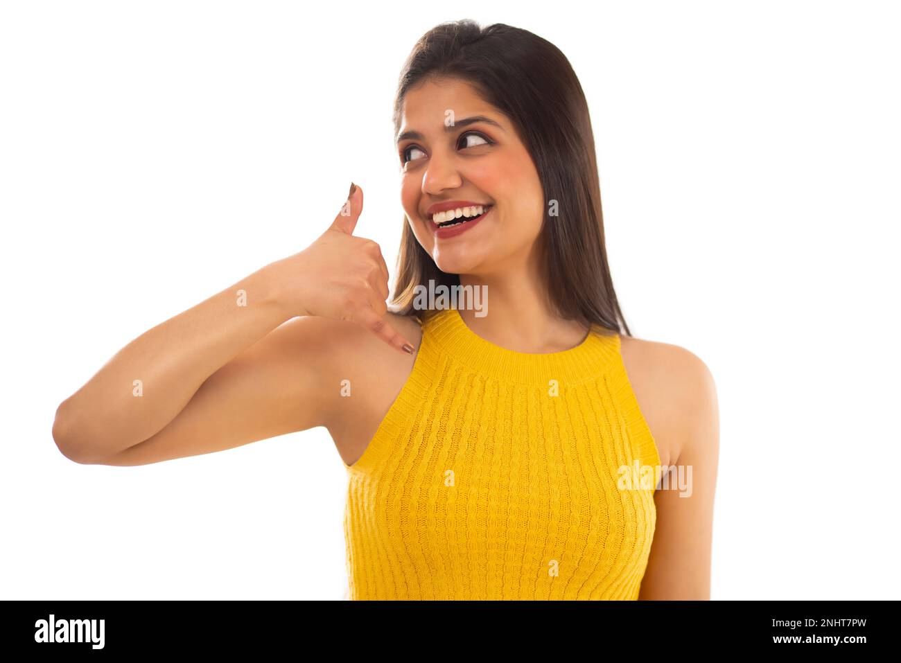 Porträt einer schönen, anrufenden Geste vor weißem Hintergrund Stockfoto
