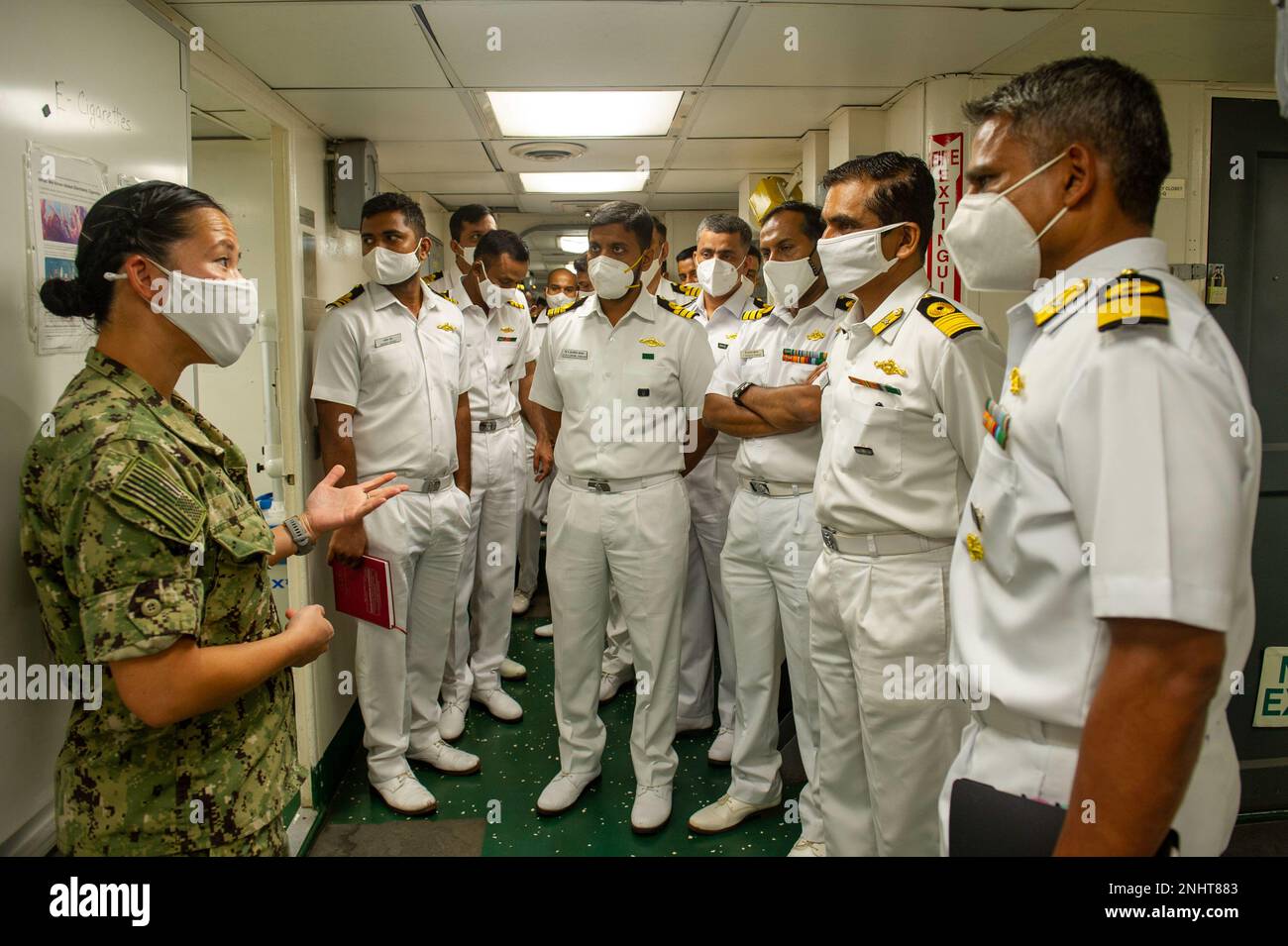VISAKHAPATNAM, Indien (2. August 2022) – U.S. Navy Commander. Doris Lam, ein Zahnarzt an Bord des U-Boot-Tenders USS Frank Cable der Emory S. Land-Klasse (AS 40), erklärt den Seeleuten der indischen Marine während einer Tour durch das Schiff, während sie am 2. August 2022 in Visakhapatnam, Indien, vor Anker ging. Frank Cable ist derzeit auf Patrouille und führt im Einsatzgebiet der 7. Flotte die Wartung und Logistik durch, um einen freien und offenen Indo-Pazifik zu unterstützen. Indien, Patrol, U-Boot-Tender, USA Navy, USS Frank Cable, Visakhapatnam, Stockfoto