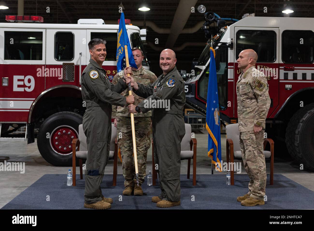 USA Oberstleutnant Steven Thomas, Mitte, Kommandeur der 598. Staffel, gibt das Kommando während einer Zeremonie zum Kommandowechsel im Avon Park Air Force Range, Florida, ab, 2. August 2022. Die Verabschiedung des Guidons symbolisiert die Übertragung von Macht und Verantwortung zwischen den Kommandeuren. Stockfoto