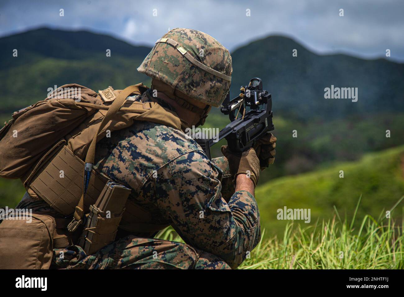 USA Marinekorps Lance CPL. Aaron Paezfonesca, ein Schütze mit 3D. Bataillon, 3D Marines, feuert ein M320. Grenade Launcher Module ab, während er am 2. August 2022 in Camp Hansen, Okinawa, Japan, Angriffsübungen für das Feuerteam durchführt. Durch diese Ausbildung wurden die Fähigkeiten der Marines auf taktischer Ebene verbessert und die Führung kleiner Einheiten ausgebaut. 3/3 wird im Indo-Pazifik unter 4. Marines, 3D. Division im Rahmen des Unit Deployment Program eingesetzt. Paezfonesca stammt aus Miami, Florida. Stockfoto