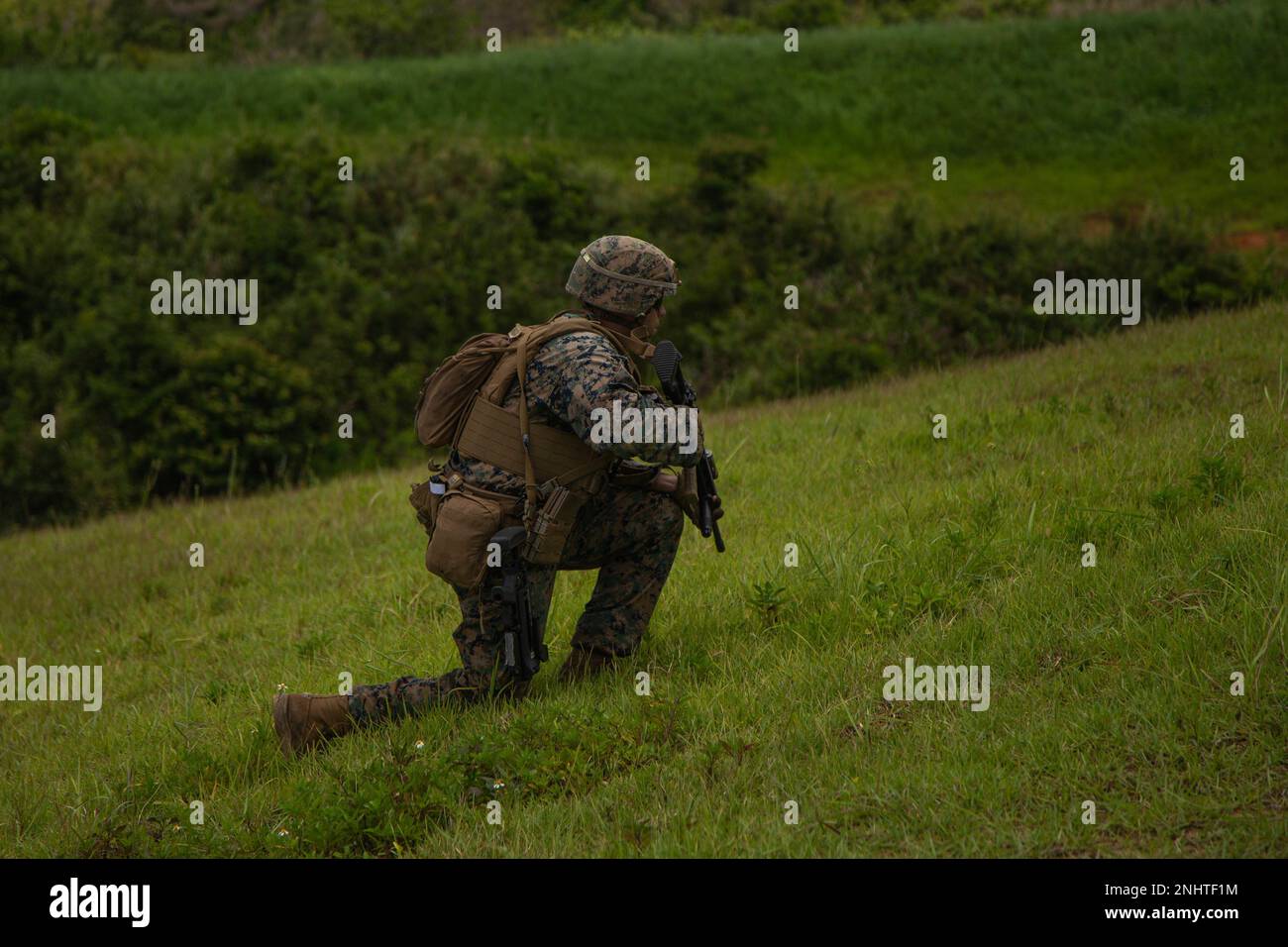 USA Aaron Paezfonesca, ein Schütze des 3D. Bataillons, 3D Marines, bereitet sich auf ein Manöver vor, während er am 2. August 2022 in Camp Hansen, Okinawa, Japan, Angriffsübungen für Feuerwehrmannschaften durchführt. Durch diese Ausbildung wurden die Fähigkeiten der Marines auf taktischer Ebene verbessert und die Führung kleiner Einheiten ausgebaut. 3/3 wird im Indo-Pazifik unter 4. Marines, 3D. Division im Rahmen des Unit Deployment Program eingesetzt. Paezfonesca stammt aus Miami, Florida. Stockfoto