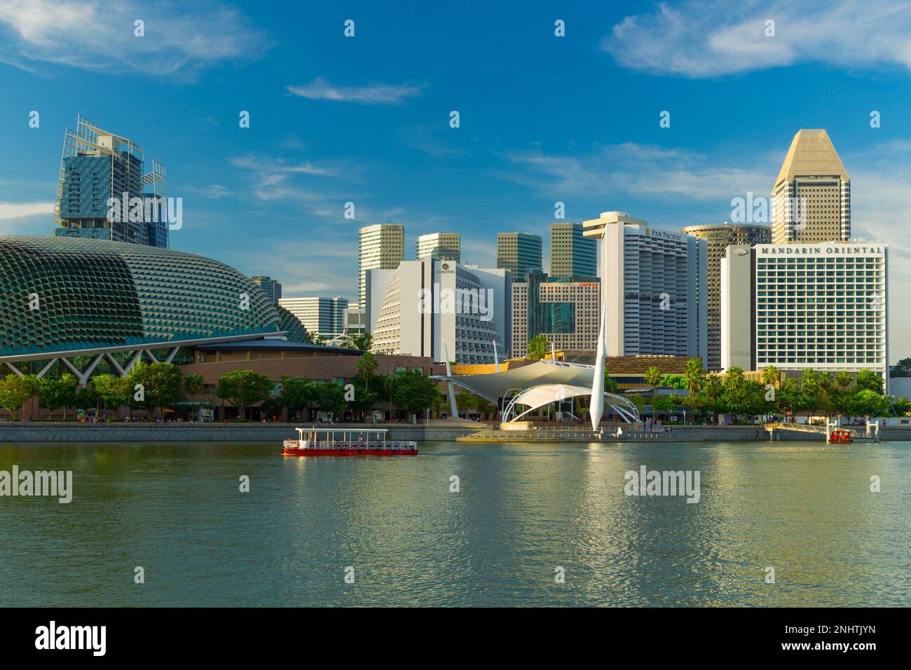 Das Esplanade-Viertel der Marina Bay in Singapur, einschließlich des Konzertsaals „Theatres on the Bay“ mit Kuppeln. Stockfoto