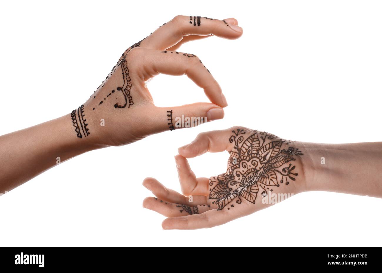 Nahaufnahme von Frauen mit Henna-Tattoo auf den Händen vor weißem Hintergrund, Collage. Traditionelles Mehndi-Ornment Stockfoto