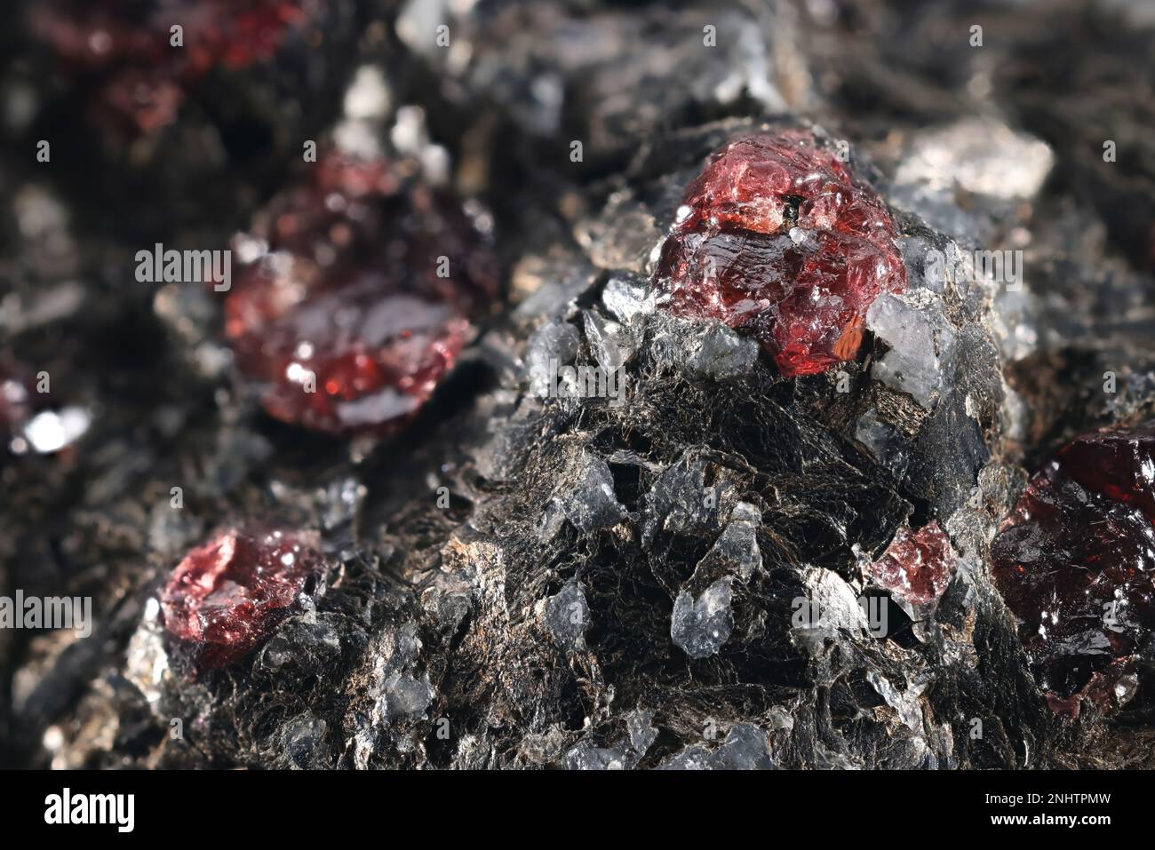 Granate vom Typ Almandine in Biotite Mica schist Stockfoto