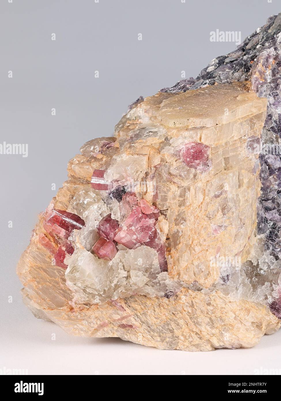 Lithium-Erz-Spodumene, Lithium-Mica-Lepidolit und rote Elbaitkristalle aus dem Haapaluoma-Lithiumbruch in Finnland Stockfoto