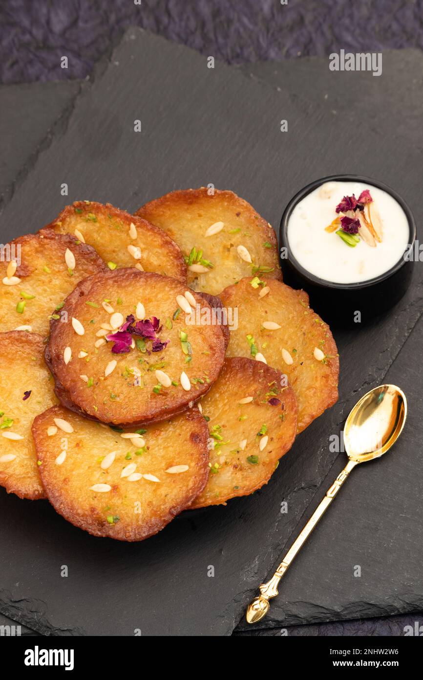 Saftige Zuckerhaltige Pfannkuchen Süßigkeiten, Auch Malpua, Pooa Oder Pua Genannt, Sind Traditionelle Indische Desserts, Die Von Mithai Durchtränkt, Getaucht, Getränkt Oder In Zuckersirup Eingedippt Werden Stockfoto