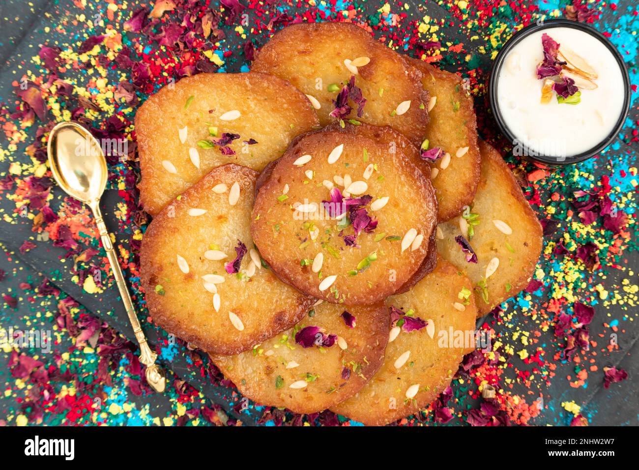 Saftige Zuckerhaltige Pfannkuchen Süßigkeiten, Auch Malpua, Pooa Oder Pua Genannt, Sind Traditionelle Indische Desserts, Die Von Mithai Durchtränkt, Getaucht, Getränkt Oder In Zuckersirup Eingedippt Werden Stockfoto