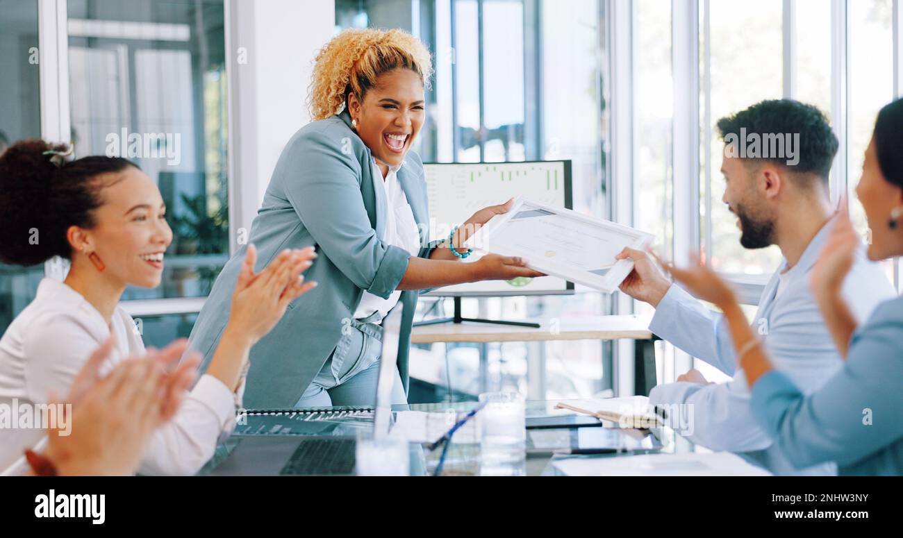 Geschäftstreffen, Feiern und Belohnung für Erfolge mit Dankbarkeit Danke. Diversität Männer und Frauen würdigen Applaus Stockfoto