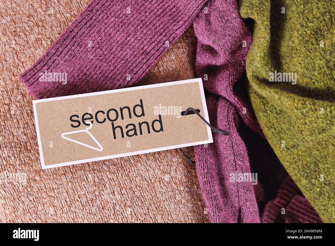 Gebrauchtbekleidungskonzept mit Textilien mit Etikett Stockfoto