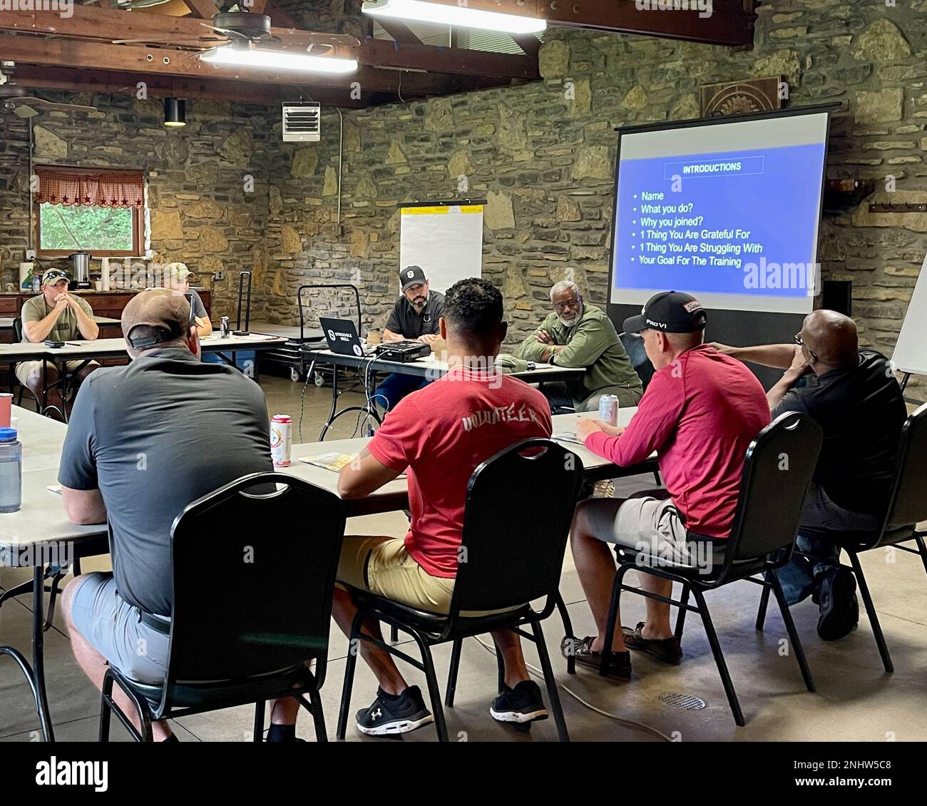 Soldaten und Zivilisten der Fort Campbell Soldier Recovery Unit nehmen am 2. August an einer posttraumatischen Wachstumssitzung in Fort Campbell, Kentucky, Teil. Die Einheit hat ein neues Pilotprogramm für das Army Recovery Care Program gestartet, das posttraumatisches Wachstum und positives Wachstum durch Kampf hervorhebt. USA Army Photo von Maria Yager. Stockfoto