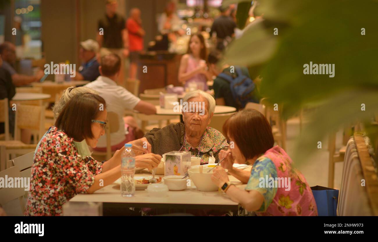 Ältere thailändische Lady in Food Hall Central Festival Mall Pattaya Thailand Stockfoto