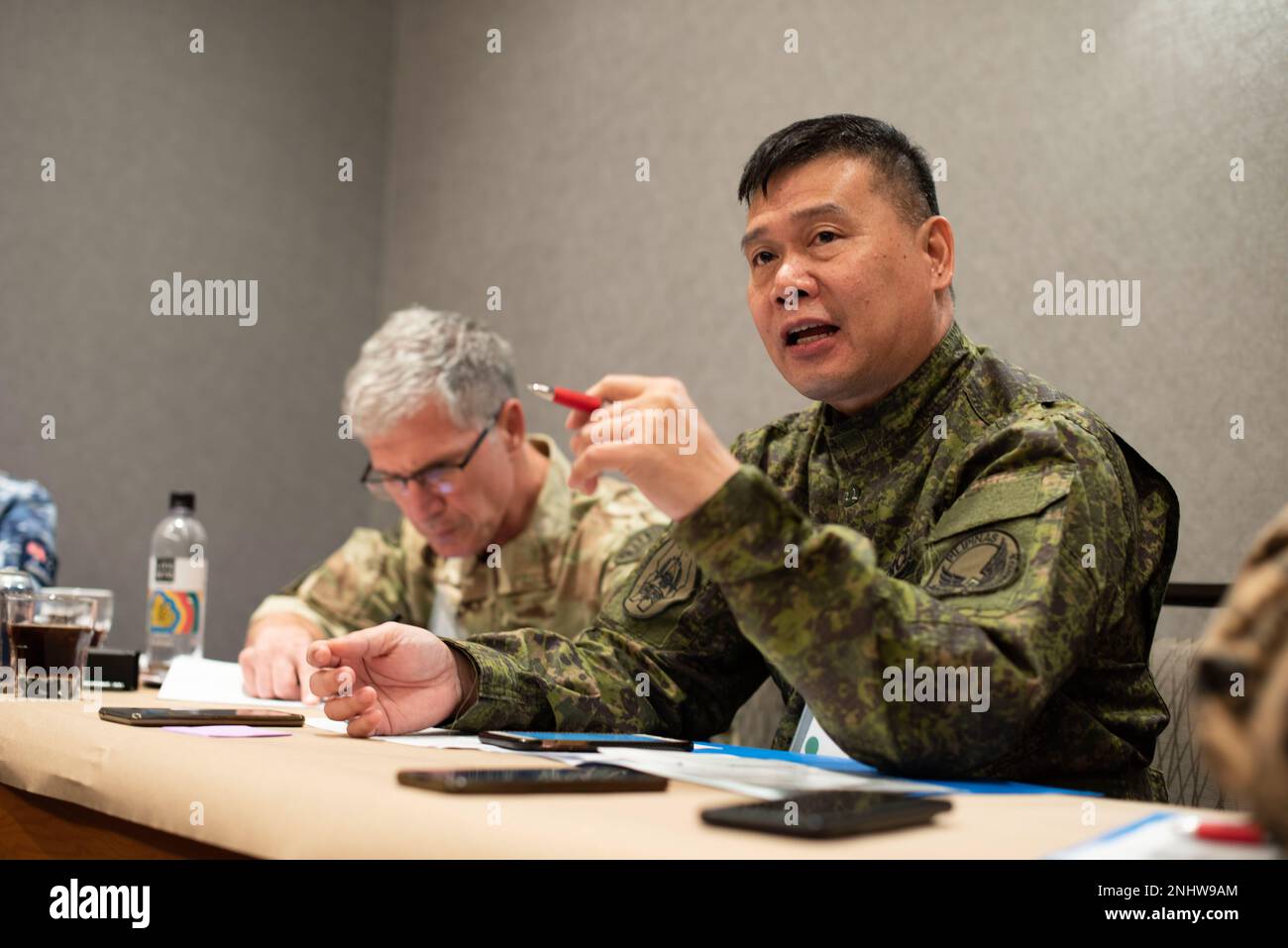 Der Chef der philippinischen Luftwaffe, Master Sgt. Roy Alvin D. Sabado, bespricht die Rangfolge, auf die sich die zukünftige Interpazifische Luftwaffenakademie während einer regionalen Breakout-Sitzung des International Summit 2022 des Senior Enlisted Leader am 2. August 2022 in Arlington, Virginia, konzentrieren sollte. Eine wichtige Erkenntnis aus der Diskussion war, dass in Bezug auf die Teilnahme an Kursen bei IPAFA der Rang weniger wichtig ist als die Rollen und Verantwortlichkeiten eines Flugzeugführers und die Art und Weise, wie er diese Aufgaben wahrnimmt. Stockfoto