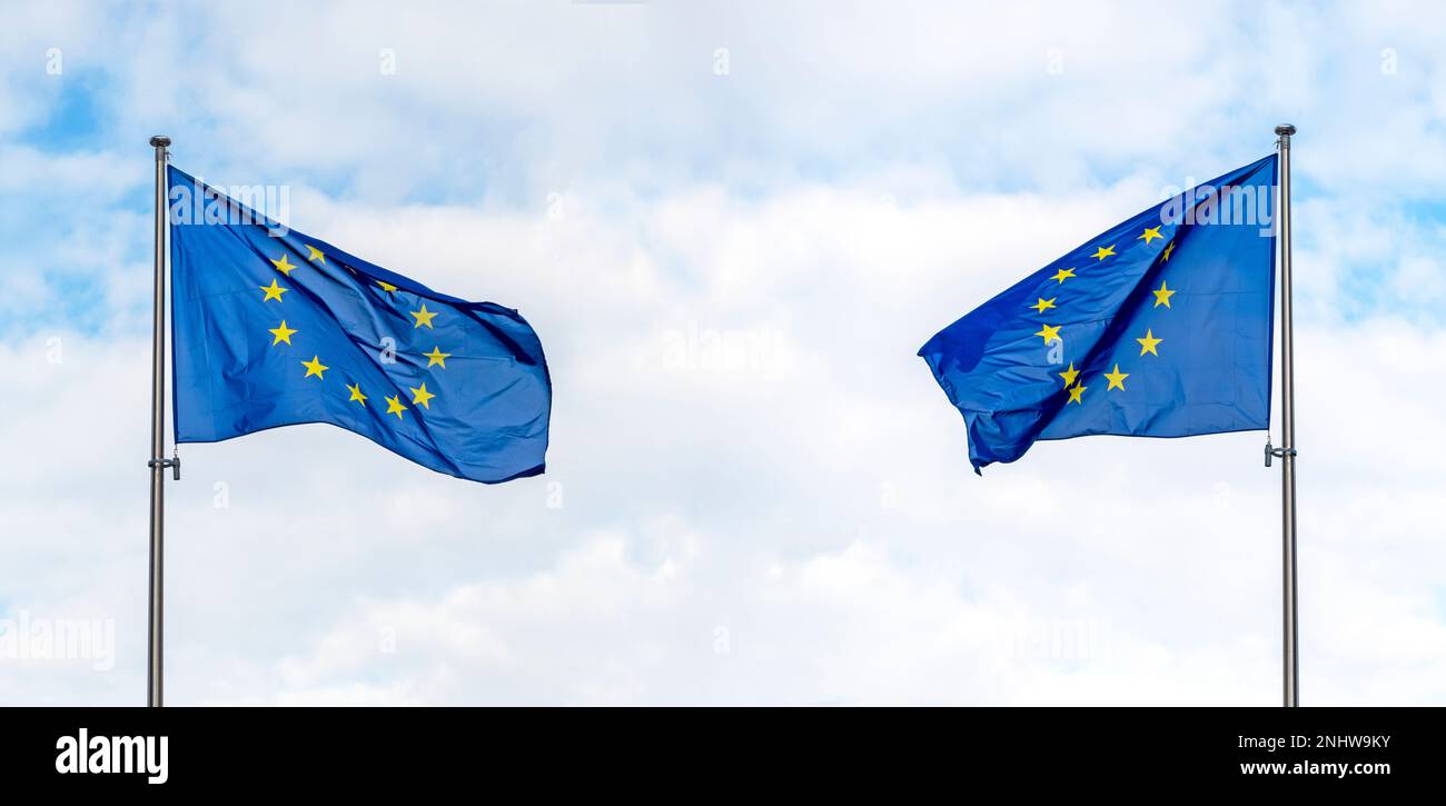 Zwei Flaggen der Europäischen Union oder EU-Flagge gegen blauen Himmel, konzeptionelles politisches Bild Stockfoto