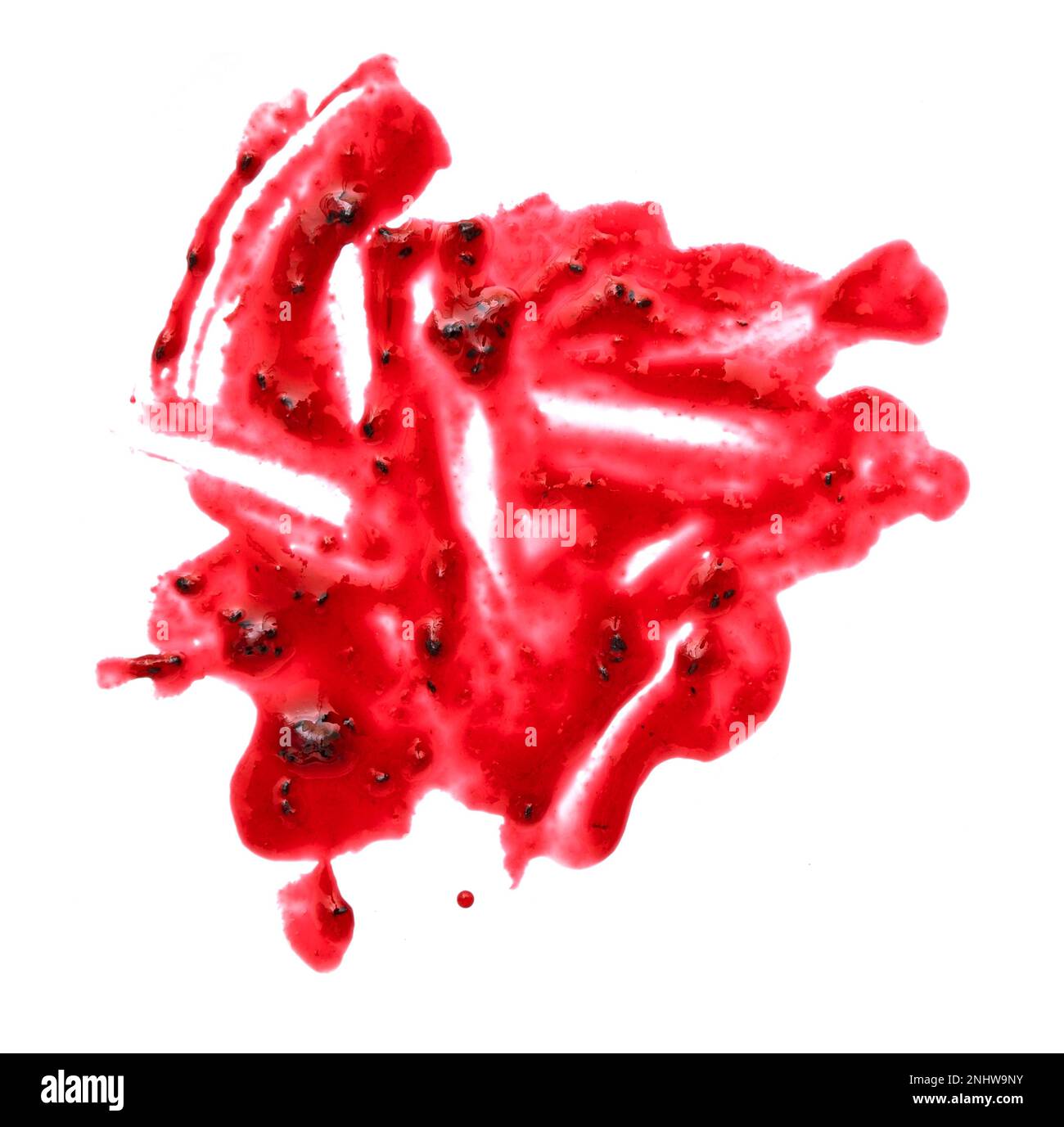 Verschmierte Beerenmarmelade, Tropfen und Flecken flüssiger roter Sauce, isoliert auf weiß Stockfoto