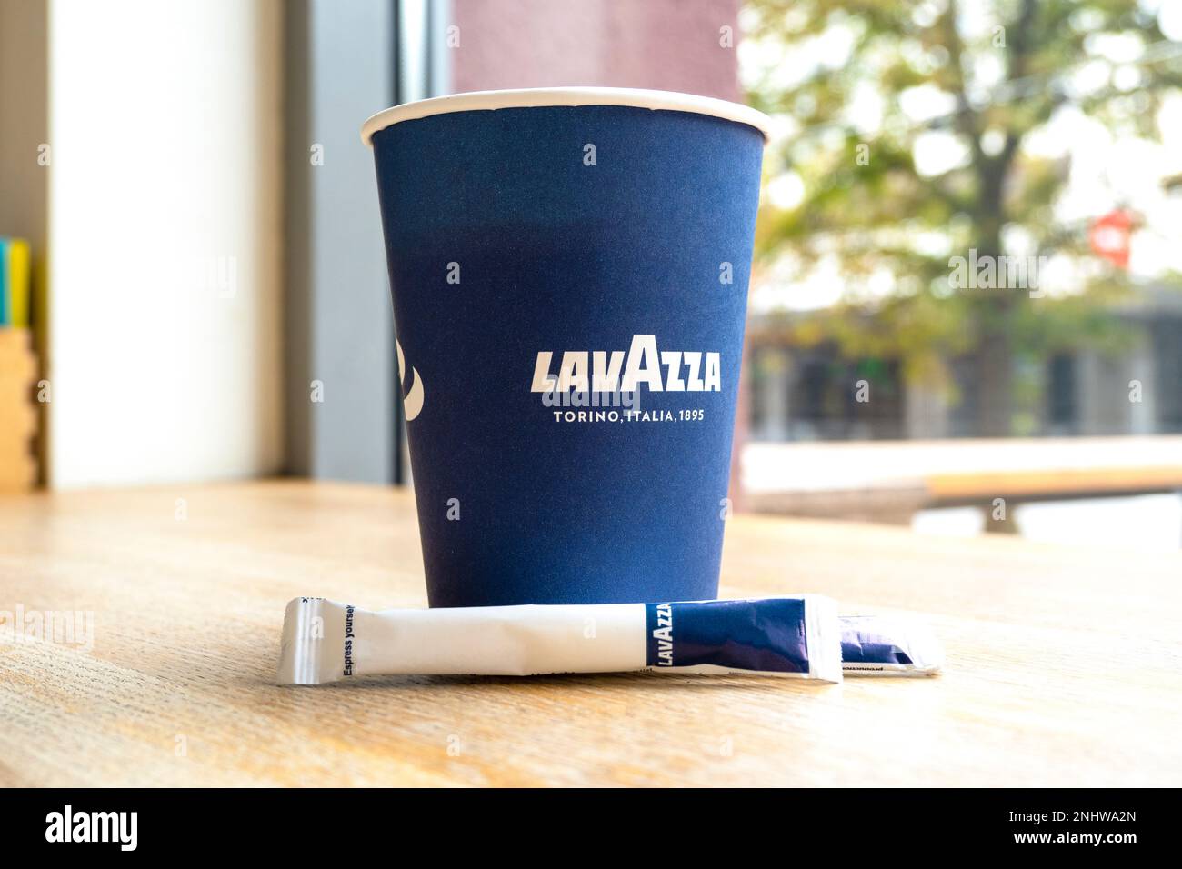 MINSK - JULI 10: Nahaufnahme von zwei Pappbechern auf einem Tisch mit Lavazza-Logo im Minsk Lavazza Café am 10. Juli. 2022 in Weißrussland Stockfoto