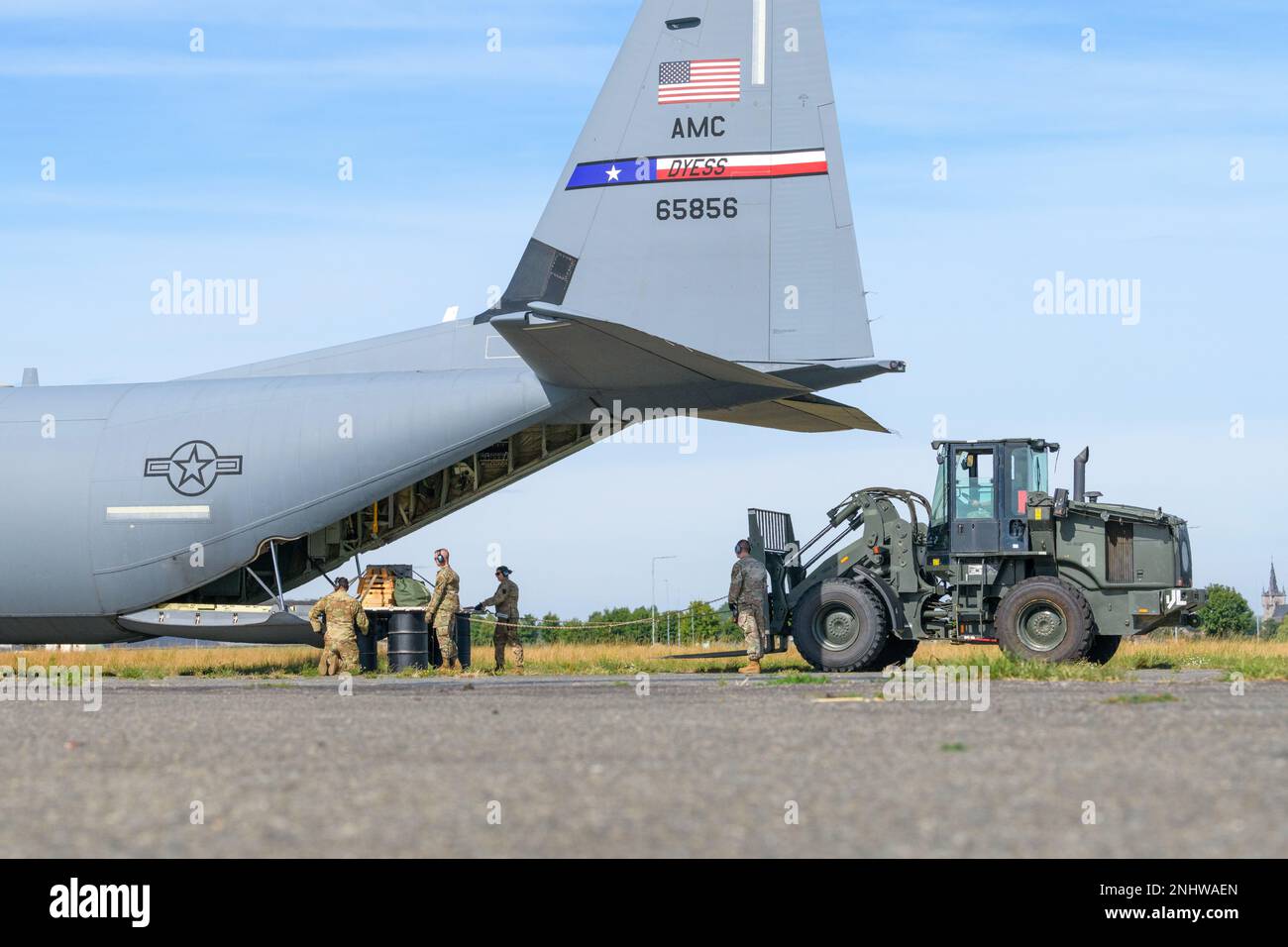 USA Die dem 424. Luftwaffenstützpunkt zugeteilten Flieger überwachen eine Gefechtsabladung, Methode B, von einem C-130J Super Hercules-Flugzeug mit dem 39. Luftwaffenstaffel, auf dem Luftwaffenstützpunkt Chièvres, Belgien, 02. August 2022. Stockfoto