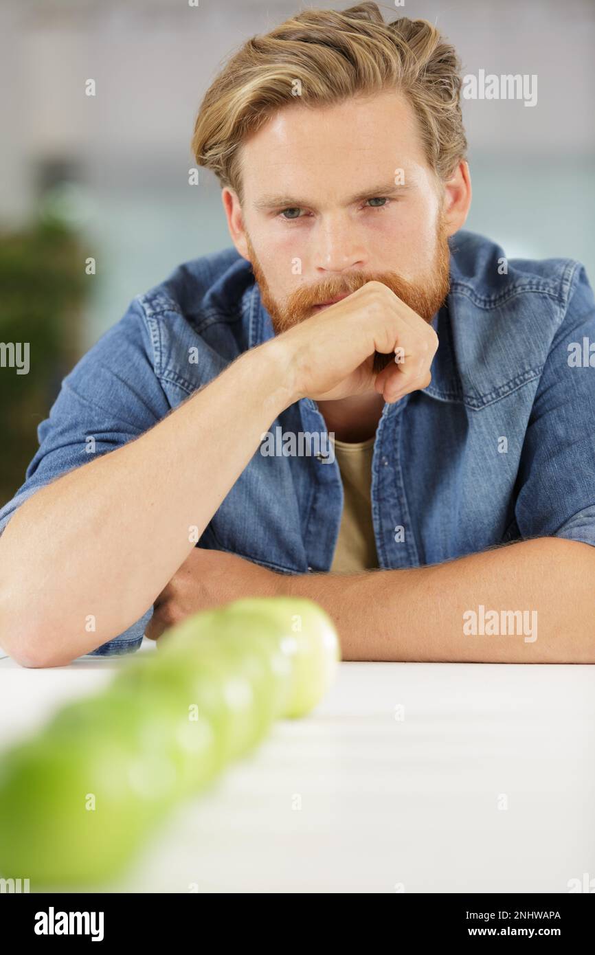 Ein Mann mit fünf Äpfeln Stockfoto