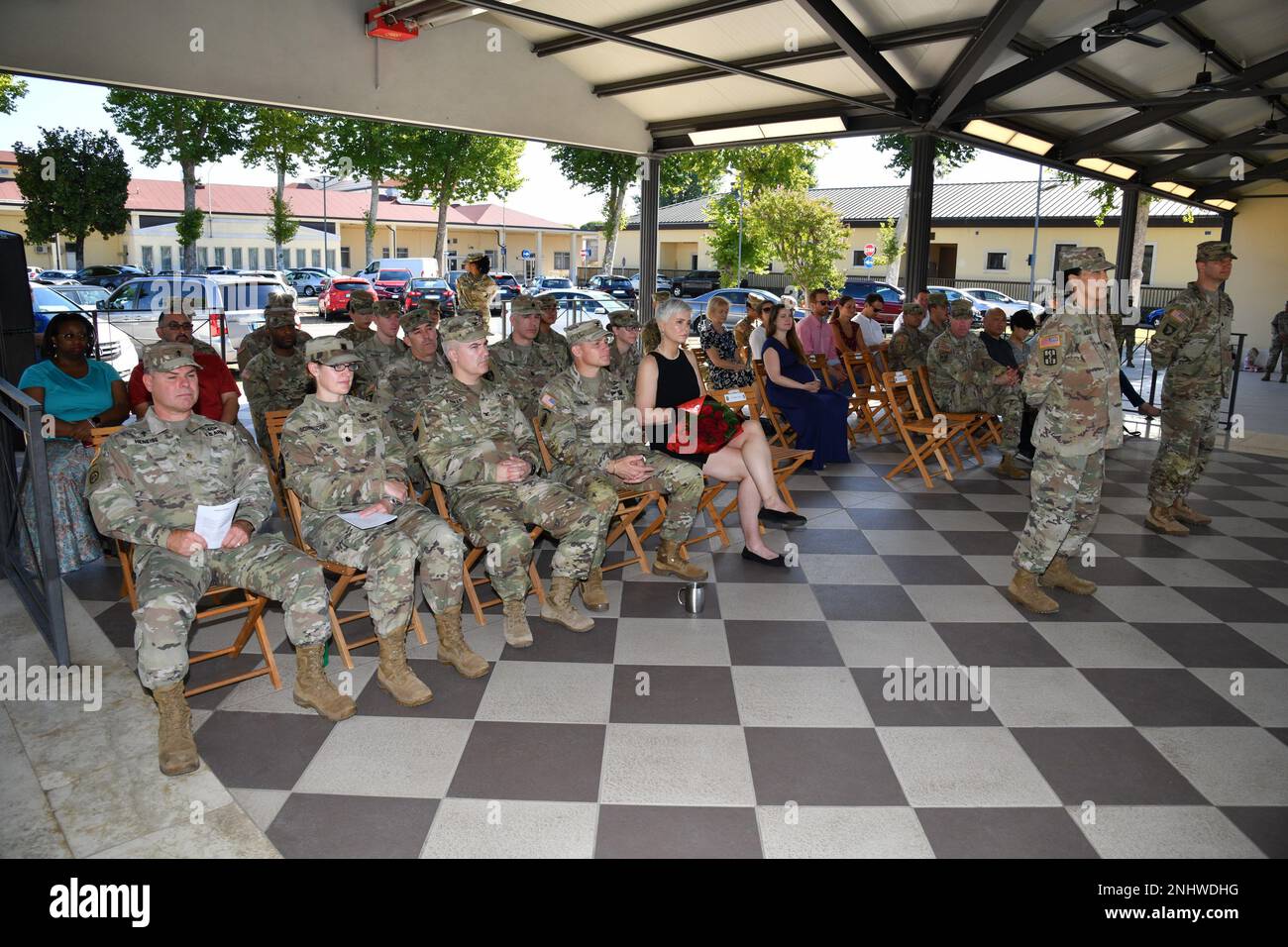 Soldaten und Familienmitglieder versammelten sich am 3. August 2022 auf Caserma Ederle in Vicenza, Italien, für Public Health Aktivität - Italien Kommandowechsel Zeremonie. Stockfoto