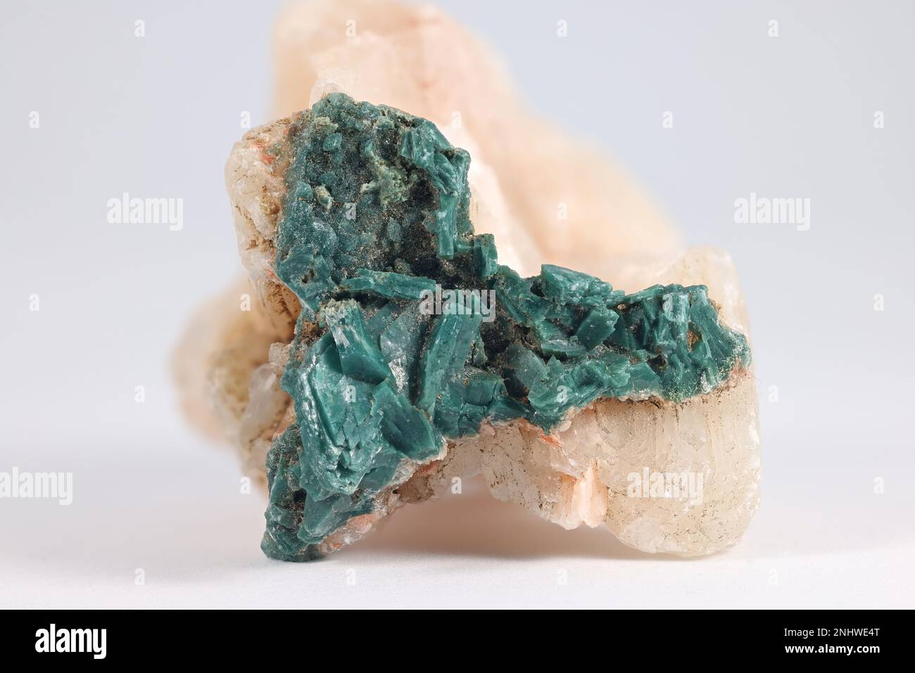 Grüne Fluorapophyllit-Kristalle und Calcit Stockfoto