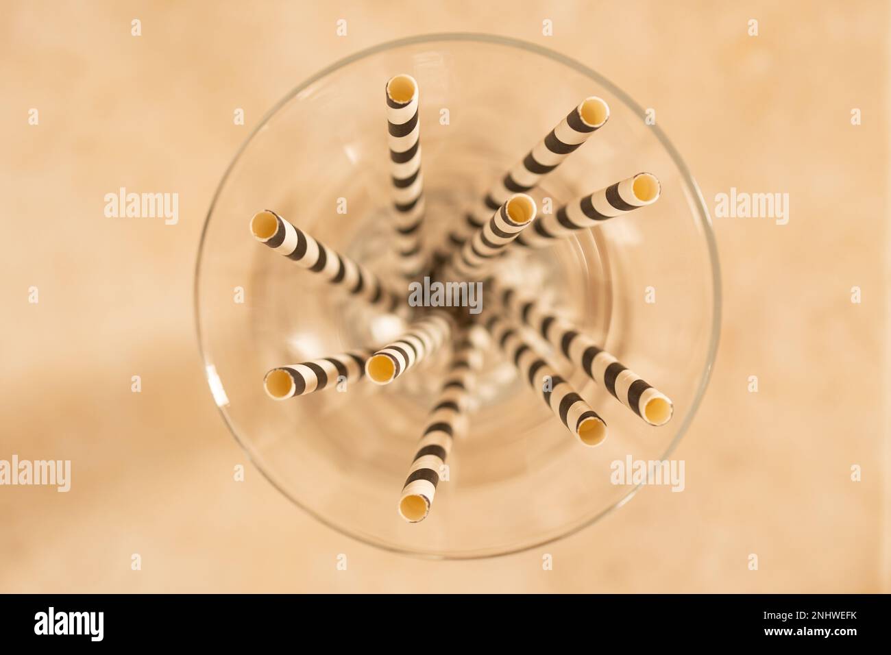 Gestreifte Strohhalme in einer Glasvase Stockfoto