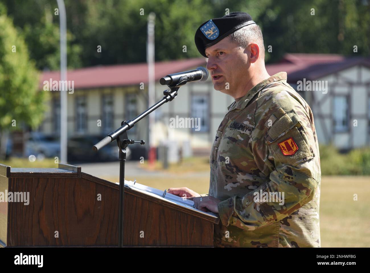 USA Armeekollege Daniel Miller, scheidender Befehlshaber der 41. Artilleriebrigade, hält seine Ausführungen während einer Zeremonie zum Kommandowechsel im Grafenwoehr-Trainingsbereich des 7The. Armeeausbildungskommandos, Deutschland, am 3. August 2022. Oberst Daniel Miller übergab das Kommando an Oberst Wilbur Hsu. Stockfoto