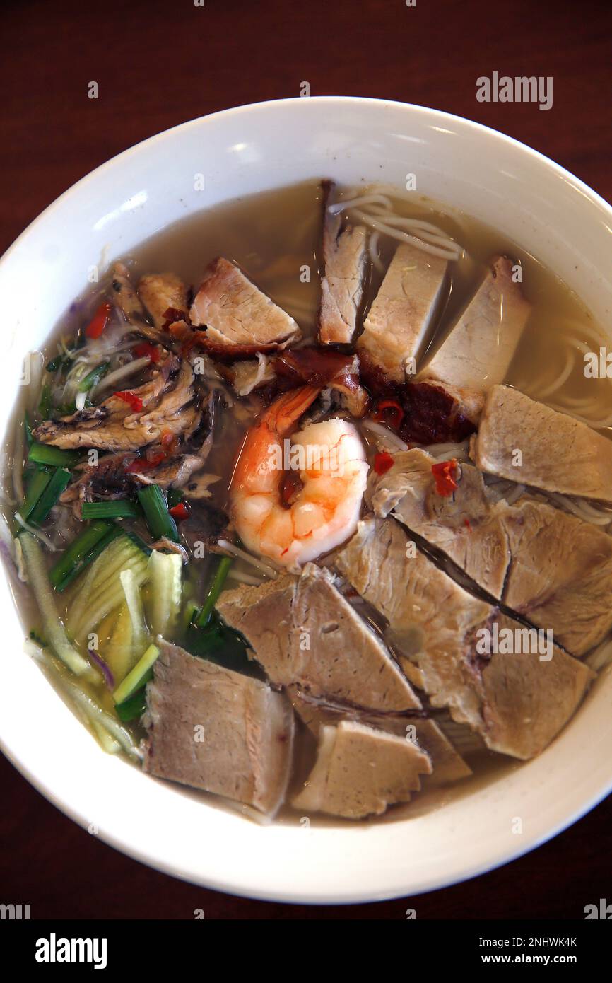 Dac biet bun nuroc Leo tra vinh--house special noodle vermicelli with fish based broth topped with pork and egg rolls, and served with garnishes--prepared at Mien Tay in Oakland, Calif., on Friday, October 30, 2015. (Liz Hafalia/San Francisco Chronicle via AP) Stockfoto