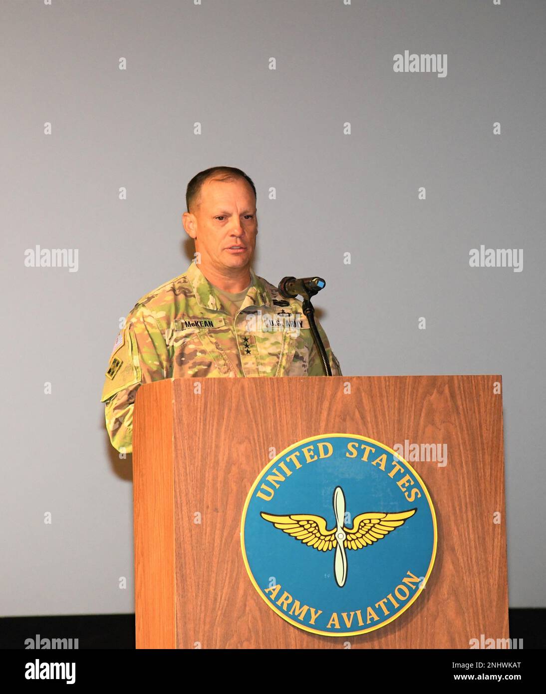 Generalleutnant Dennis S. McKean, stellvertretender Befehlshaber, Futures and Concepts, USA Army Futures Command, Austin, Texas, spricht über die Zukunft der kombinierten Rüstungskriegsführung während der Aviation Industry Days am 3. August 2022 in Fort Rucker. Stockfoto