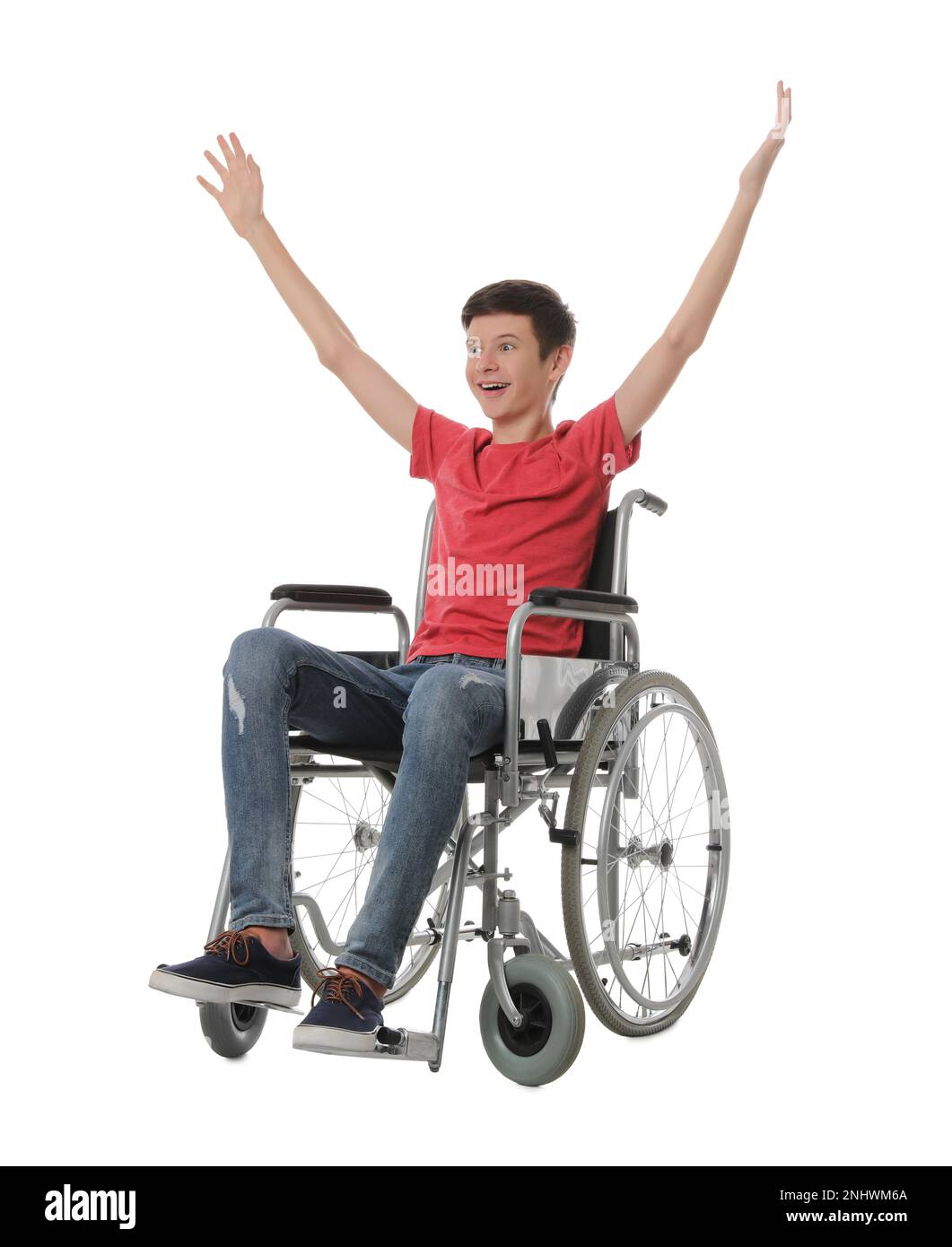Emotionaler Teenager im Rollstuhl auf weißem Hintergrund Stockfoto
